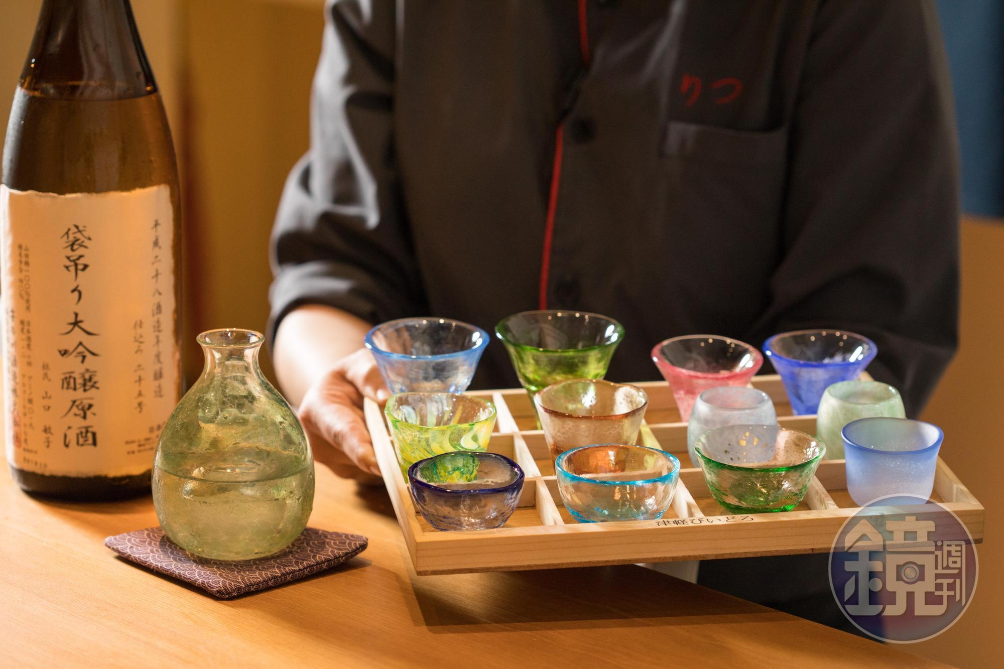 如果有點酒，外場會端來多款彩色琉璃杯，讓客人自選喜歡的杯器。