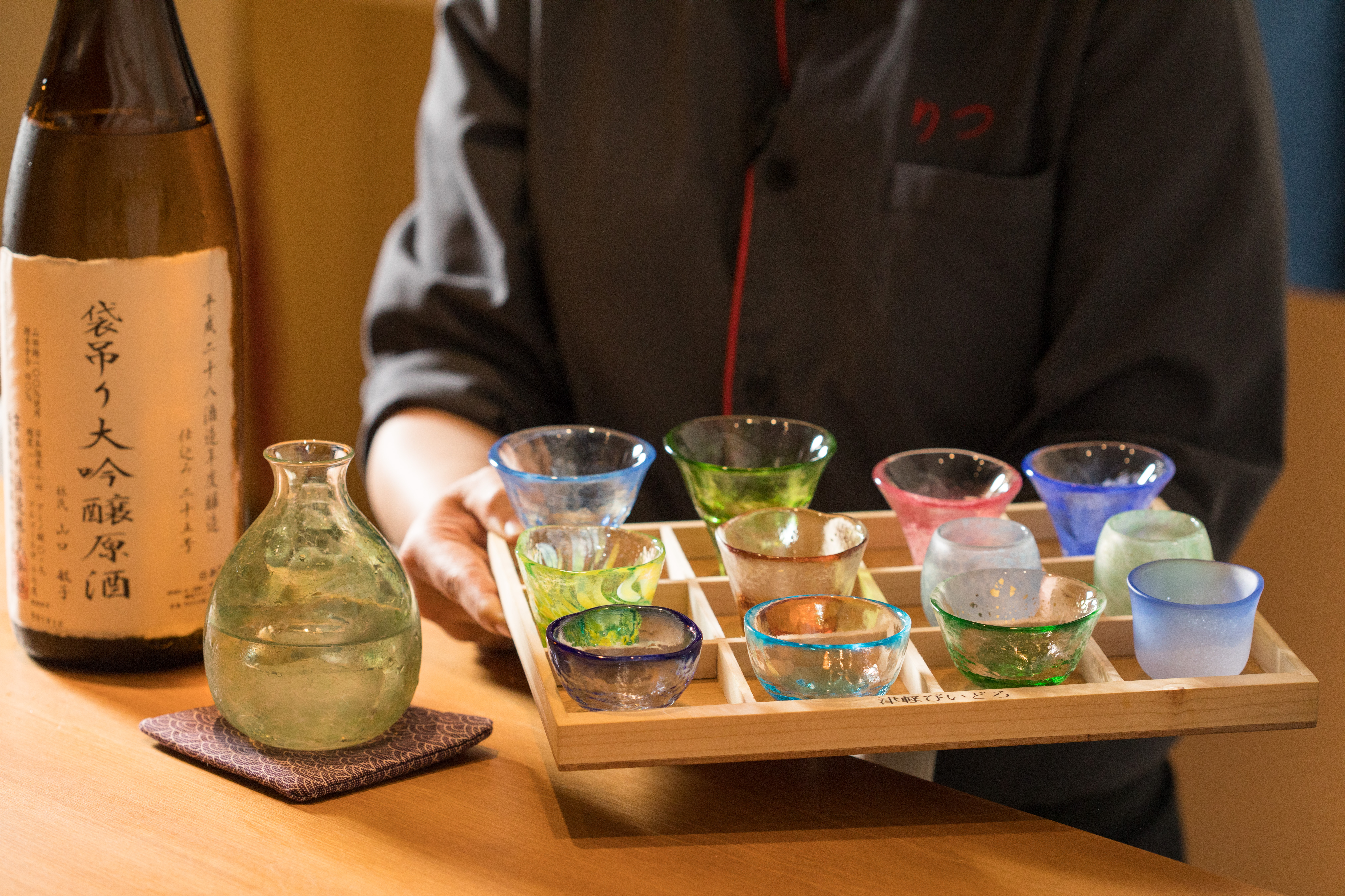 如果有點酒，外場會端來多款彩色琉璃杯，讓客人自選喜歡的杯器。