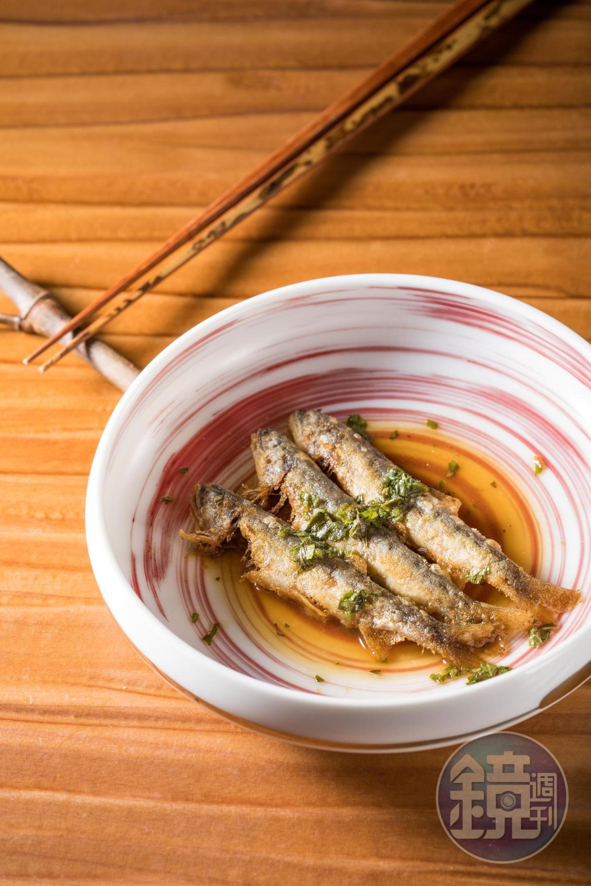 「酥炸小香魚佐紫蘇」集結甘酸鹹，第一道涼菜惹人開胃。（4,000元套餐菜色）