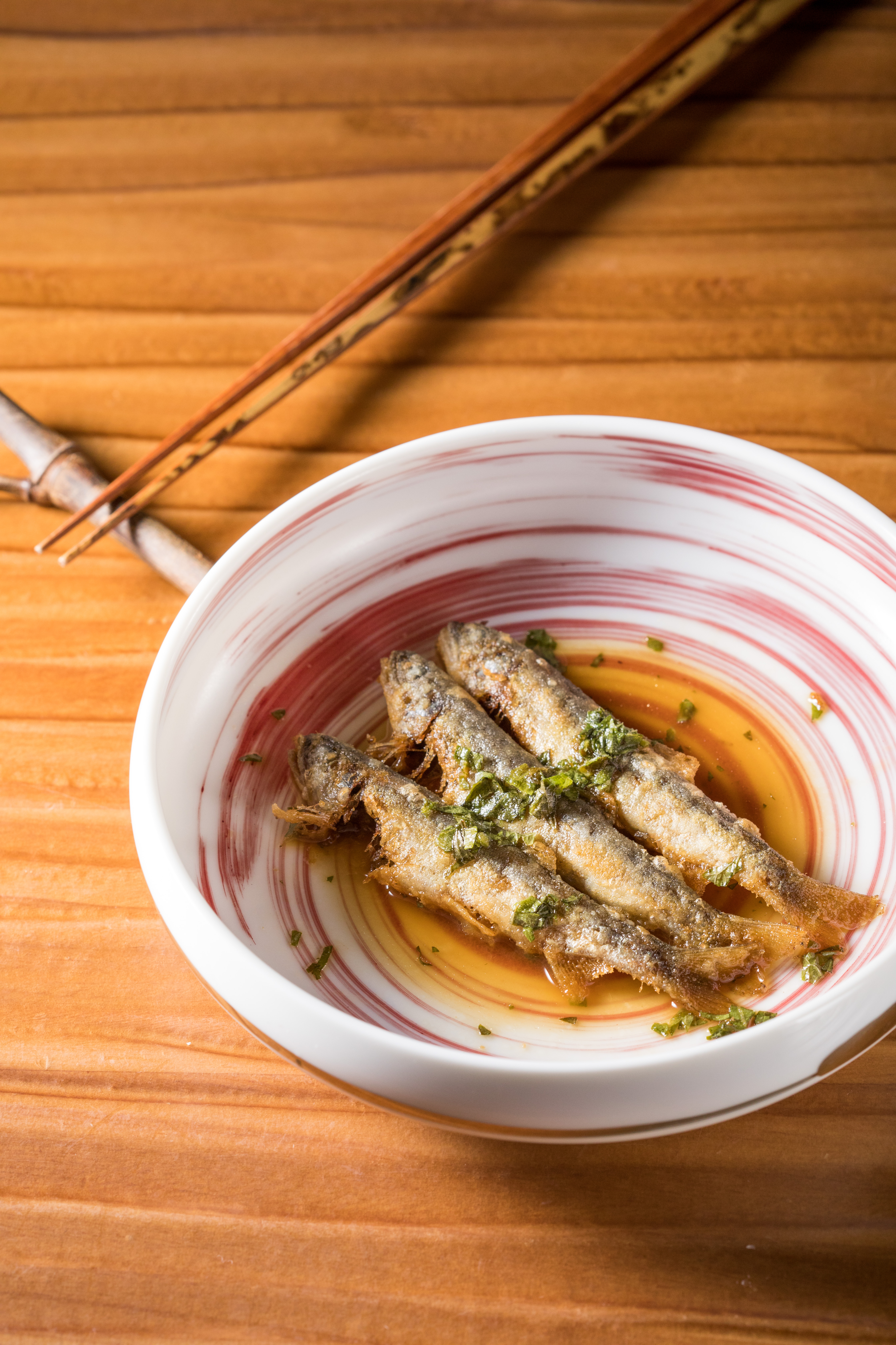 「酥炸小香魚佐紫蘇」集結甘酸鹹，第一道涼菜惹人開胃。（4,000元套餐菜色）