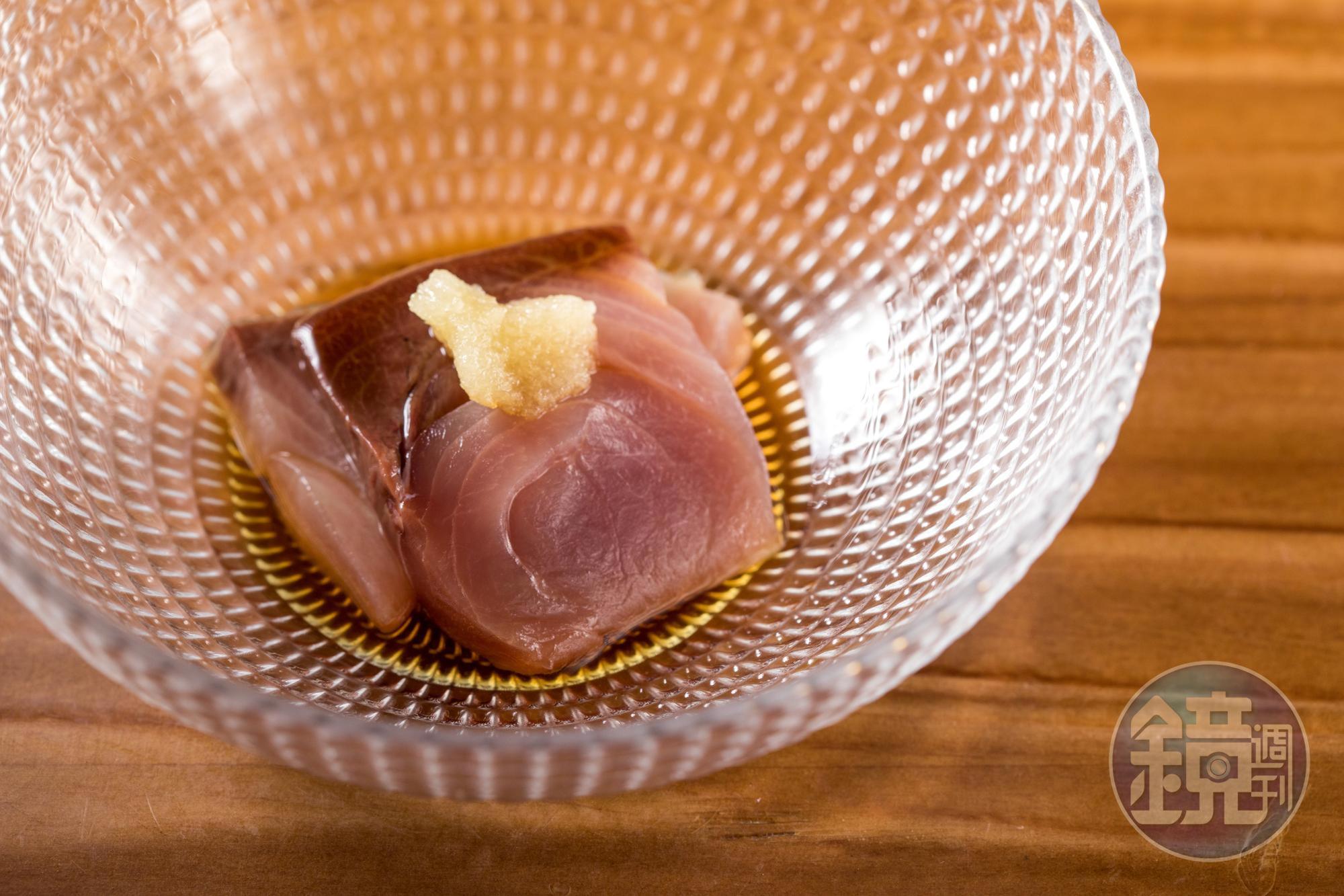 「青魽」配上磨成細泥的蒜末，辛嗆駕馭魚片的生味。（4,000元套餐菜色）
