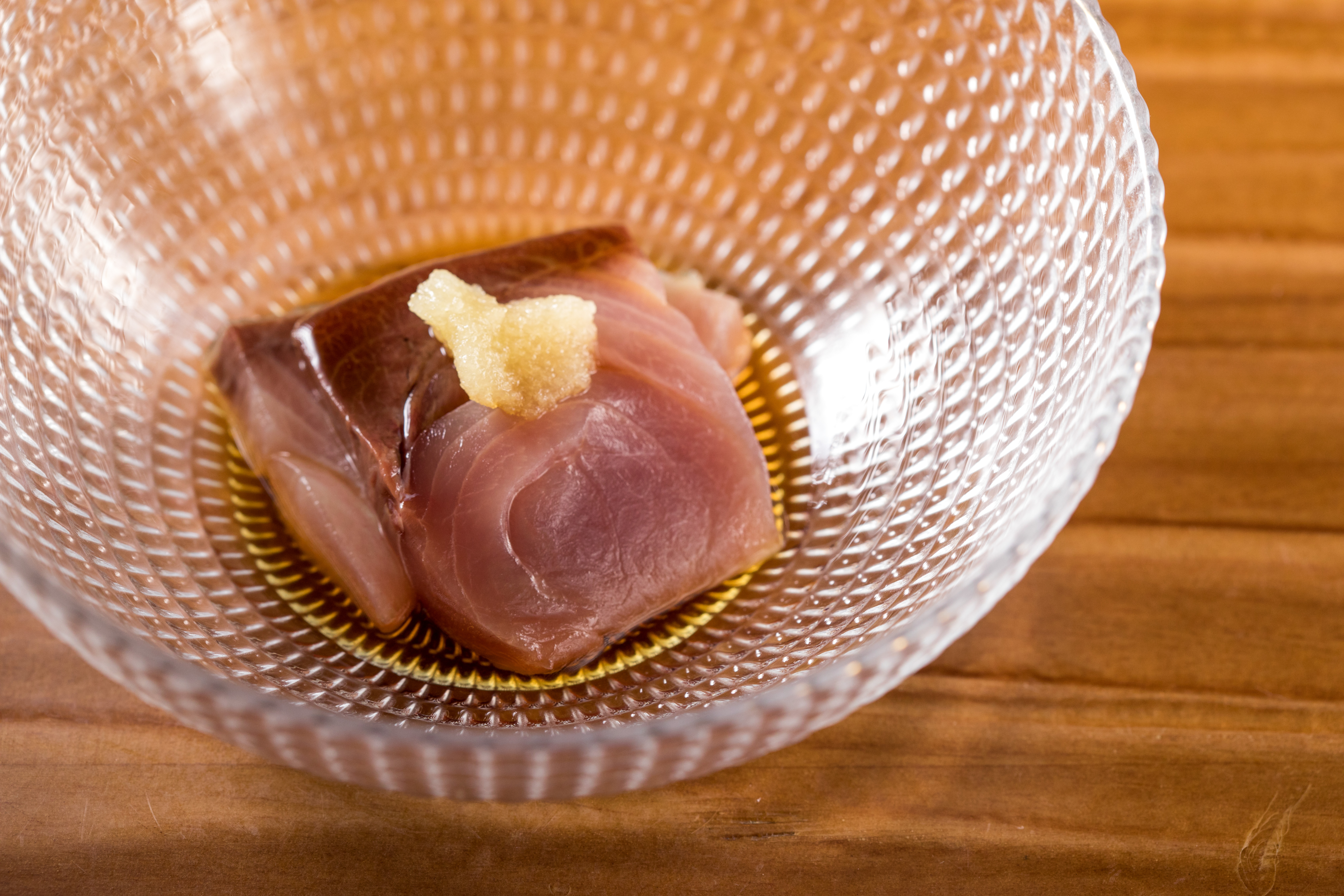 「青魽」配上磨成細泥的蒜末，辛嗆駕馭魚片的生味。（4,000元套餐菜色）