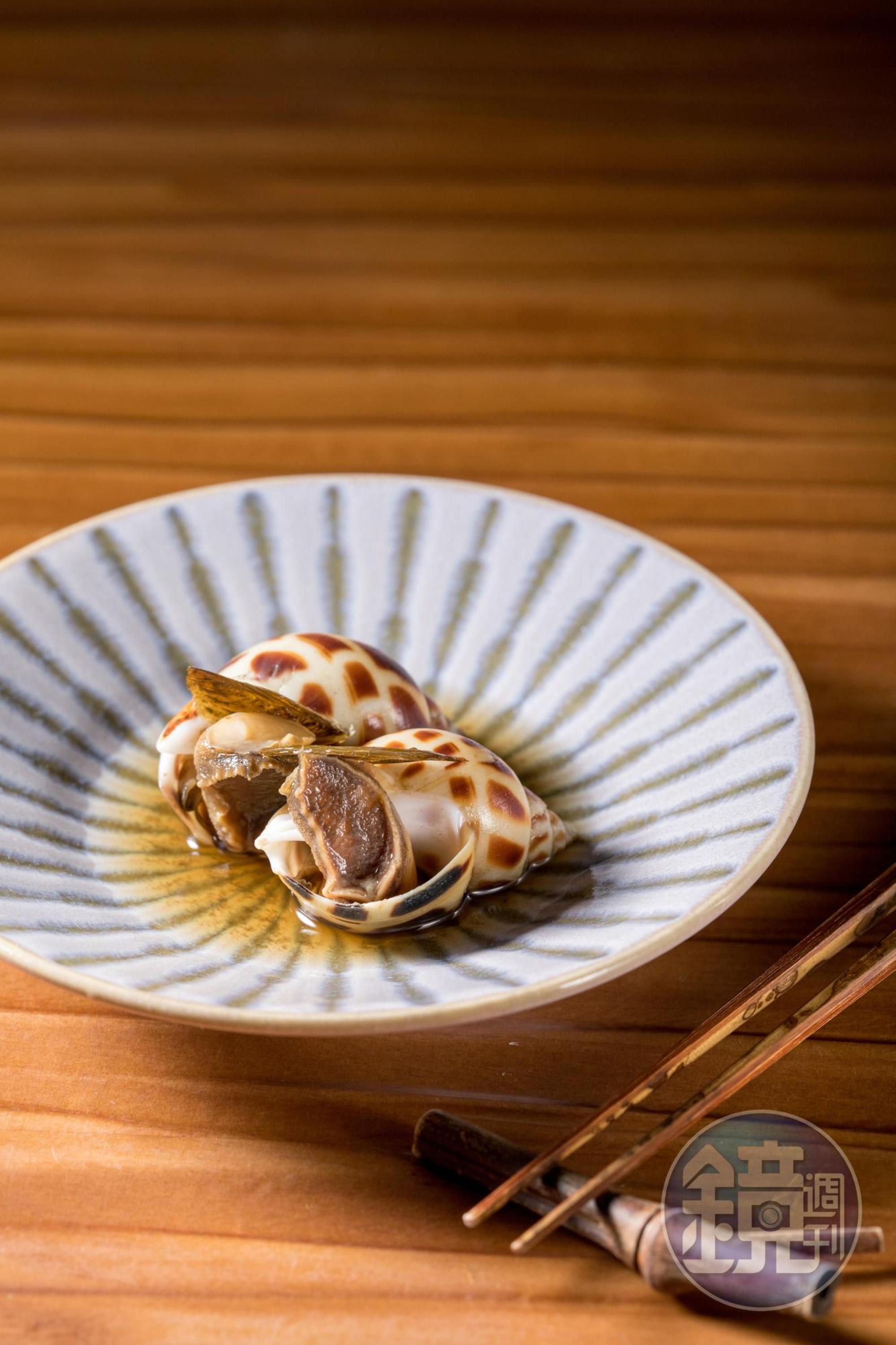 用筷子即能輕易取出的「旨煮鳯螺」，螺肉飽實。（4,000元套餐菜色）