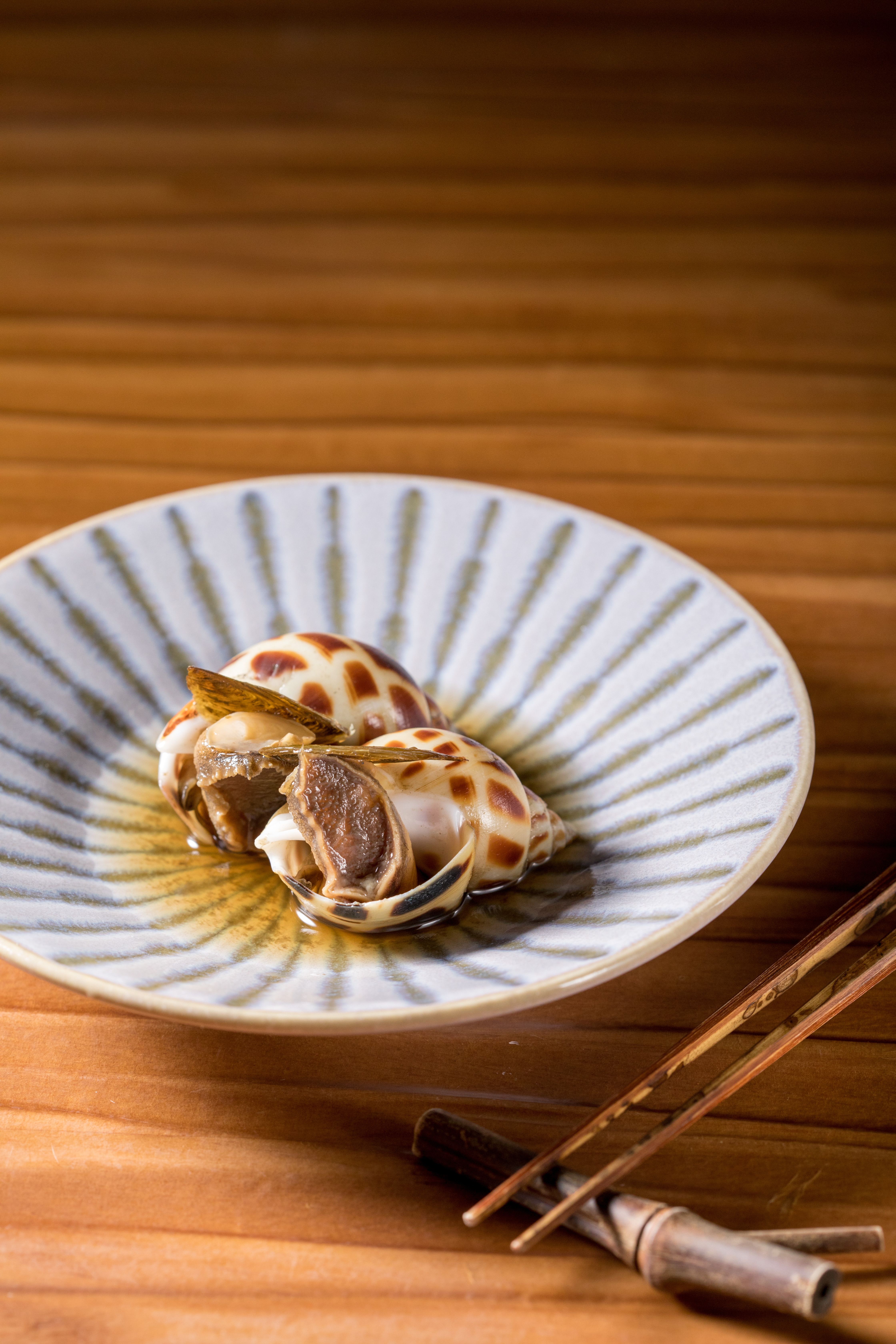 用筷子即能輕易取出的「旨煮鳯螺」，螺肉飽實。（4,000元套餐菜色）