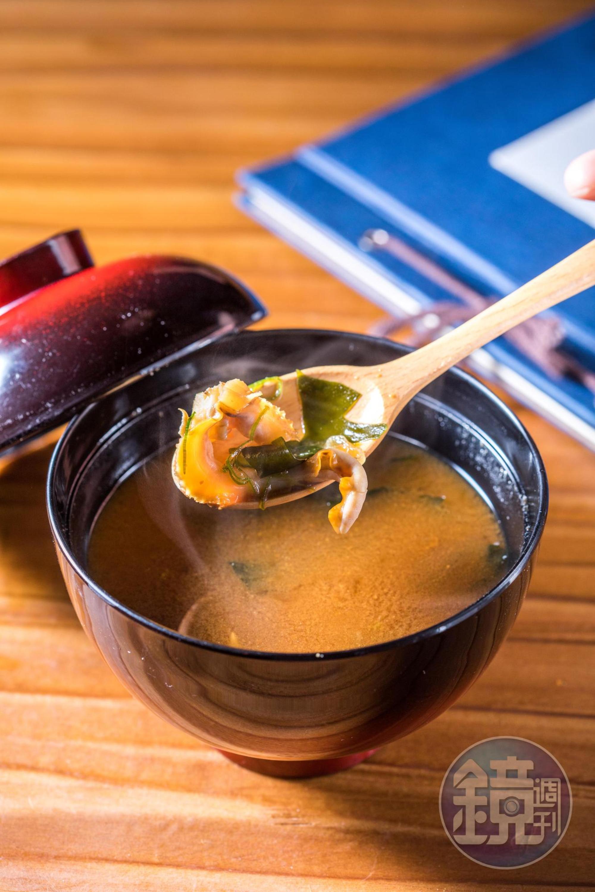 簡約溫熱的「赤味噌湯」帶這餐走向收尾。（4,000元套餐菜色）