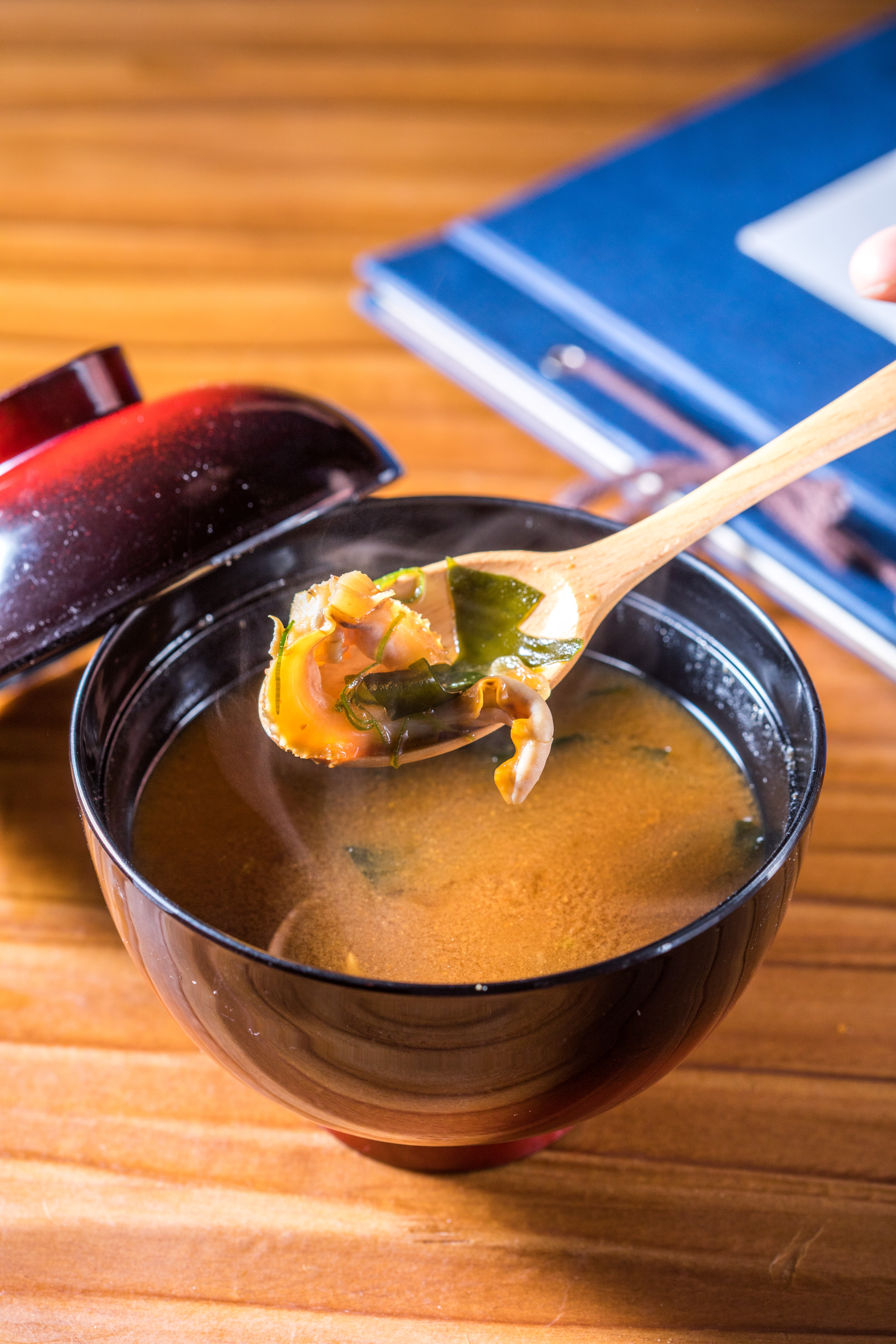 簡約溫熱的「赤味噌湯」帶這餐走向收尾。（4,000元套餐菜色）