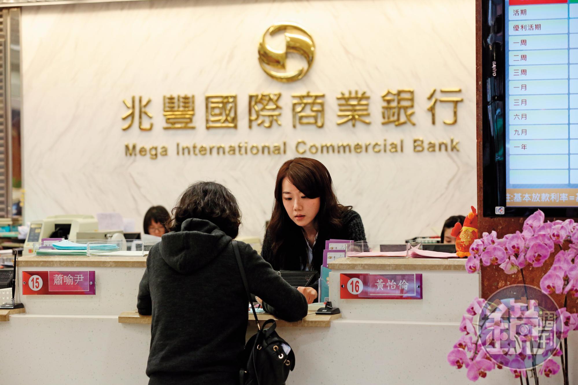 兆豐金公布配發1.7元現金股利後,股價強勢站上18年來新高。