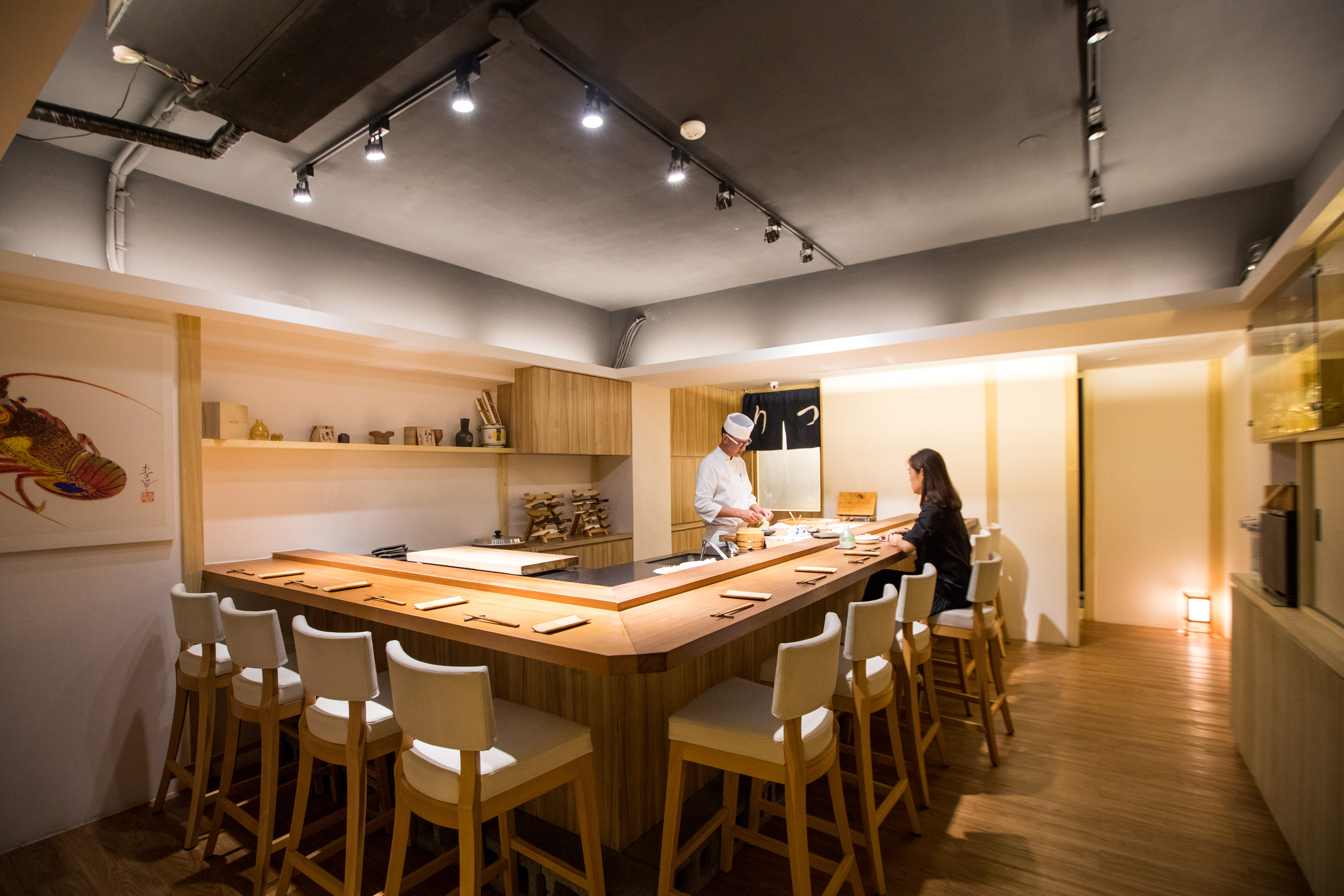 結合割烹、壽司、炭烤料理的「鮨処律」展店不到2年，受到粉絲客人的擁戴。