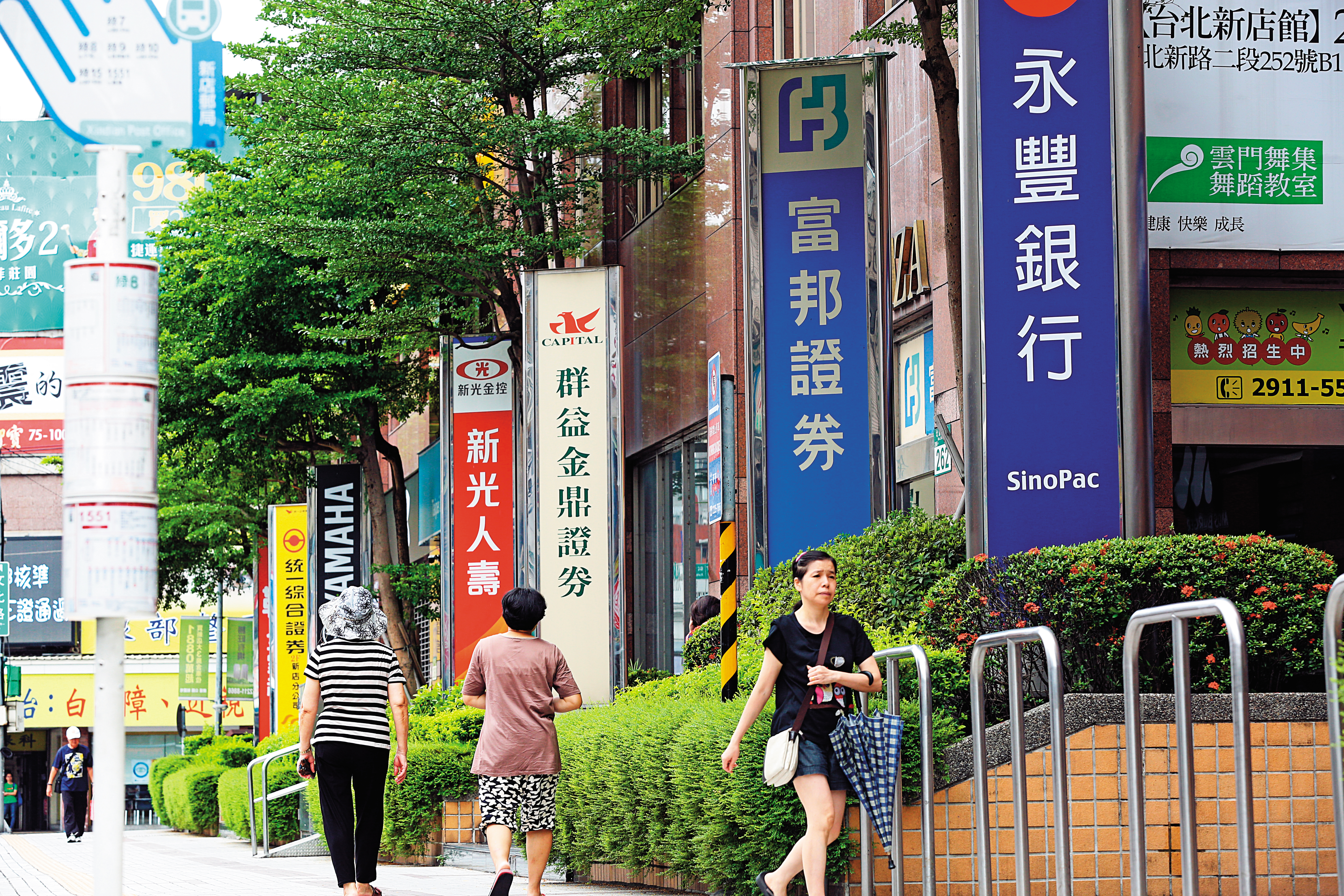 金融股相對便宜，存股族只要每月撥出1、2萬元就能買1張，投資人容易持之以恆。