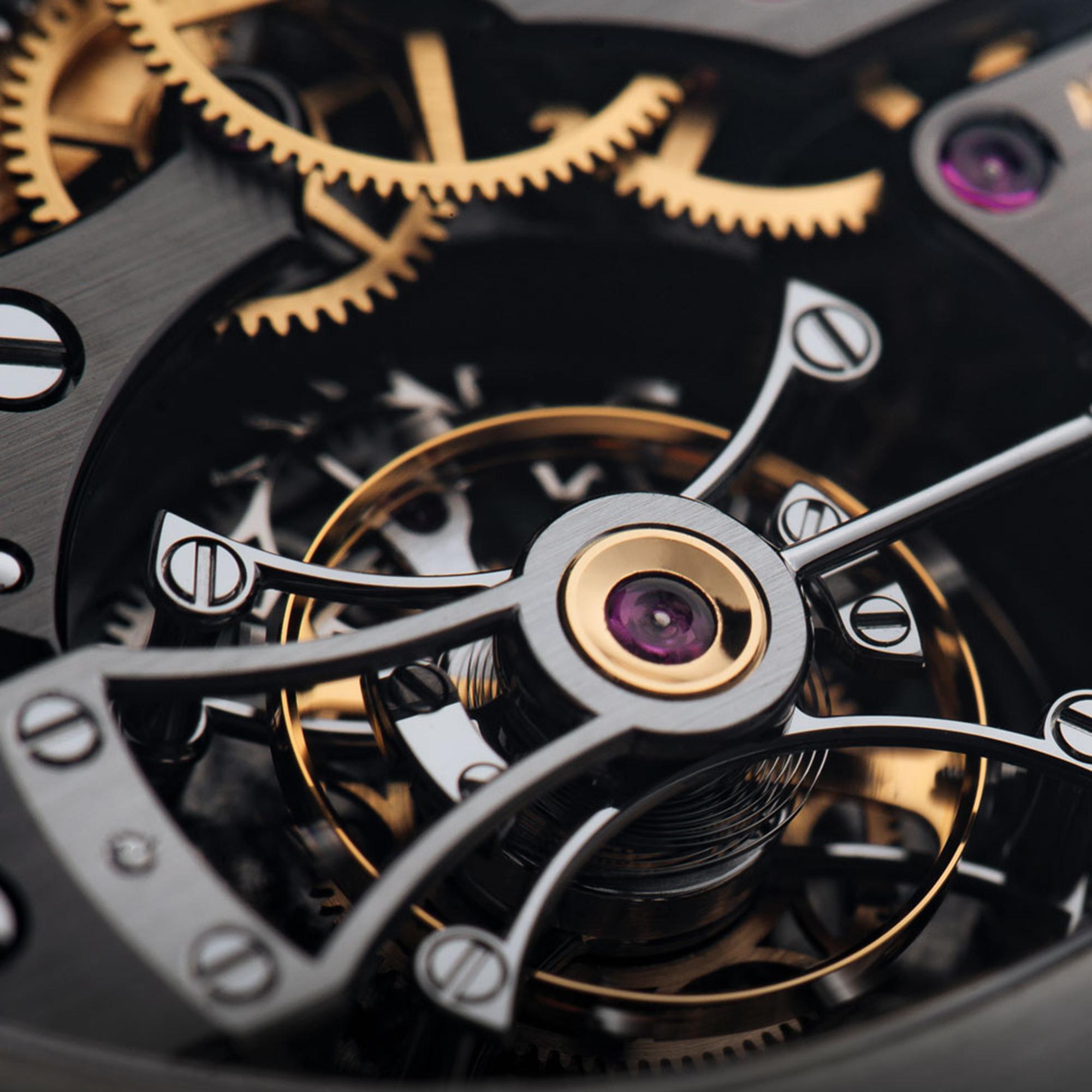 Tourbillon Grand Sport裝載手上鏈機芯，各個細節皆經過精湛的手工打磨，展現傳統頂級美學。