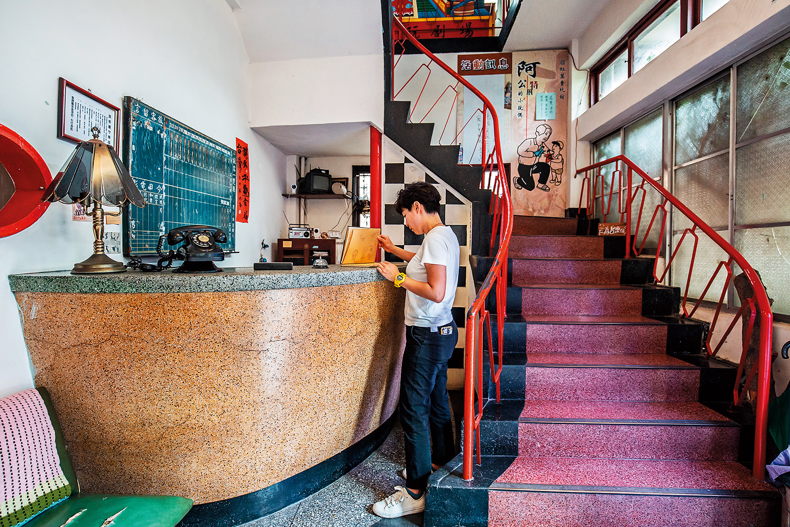 「紅葉食趣」保留了早期的磨石子櫃檯與復古樓梯。