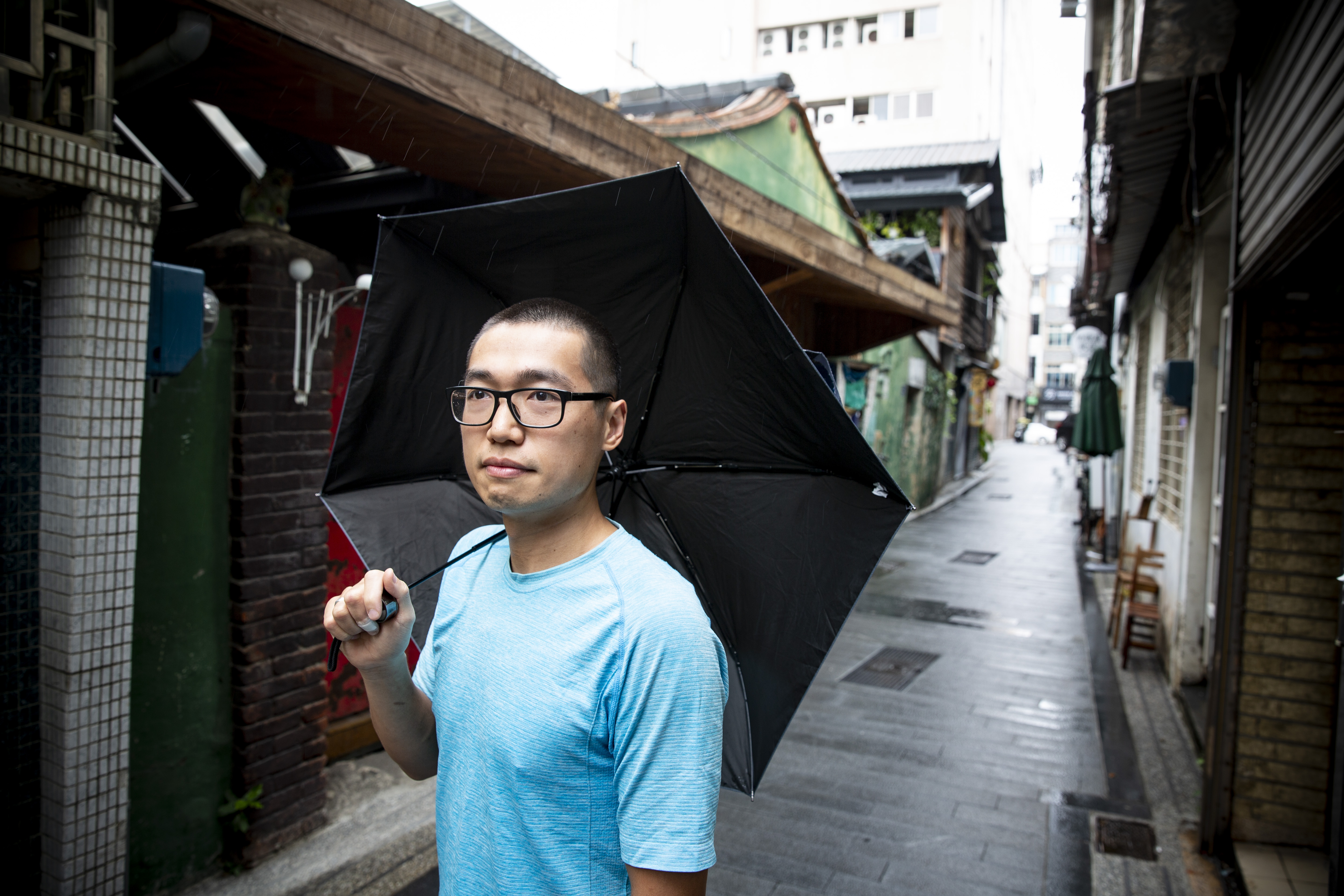 閻業昌移民台灣前，在香港星巴克擔任產品開發職務，當時的同事紛紛升職，但他表示並不後悔。