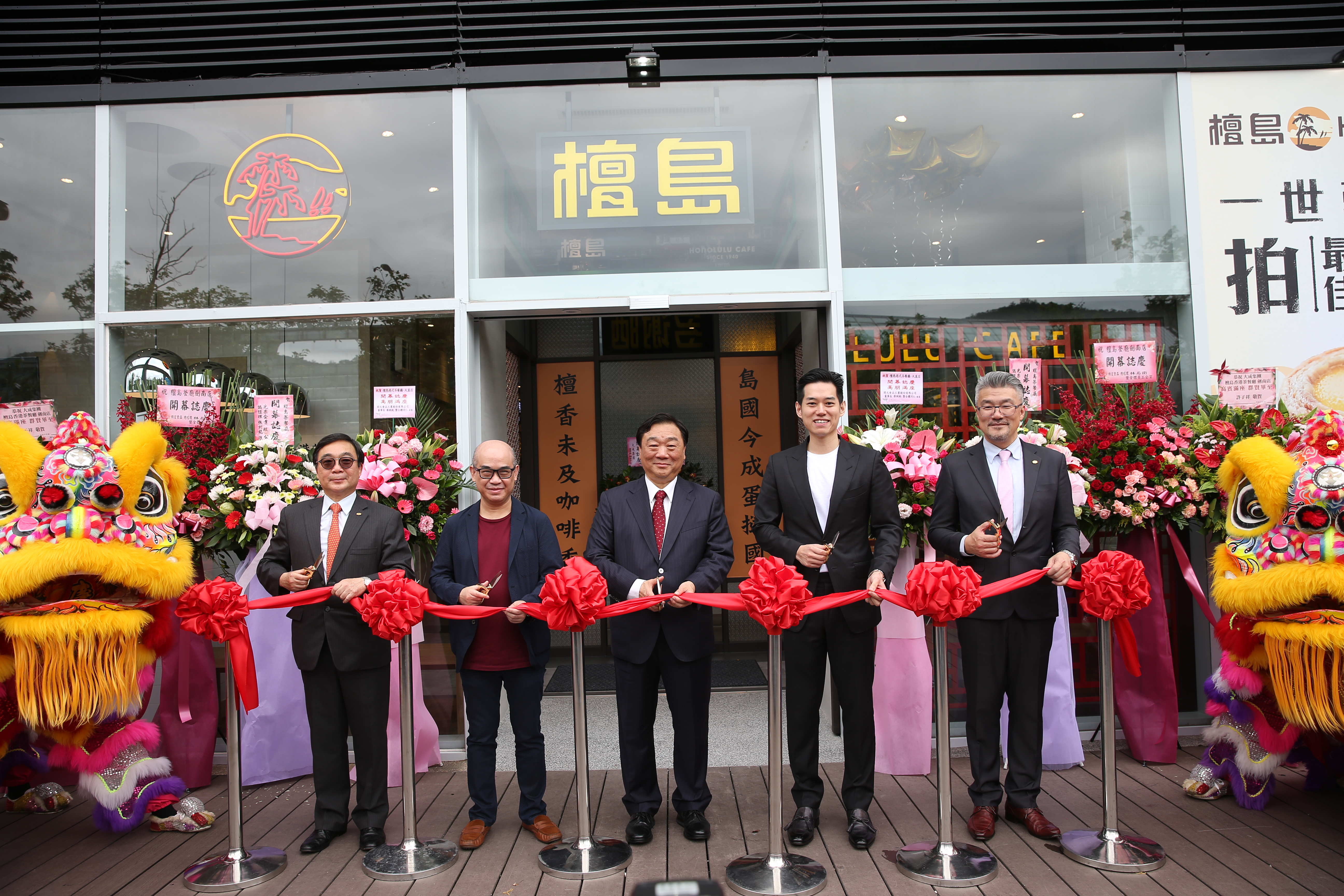 檀島茶餐廳劍南旗艦店開幕，大成集團副總裁韓家寅（左起）、香港檀島咖啡董事長楊劭業、大成食品亞洲主席韓家宸、僑泰興投資執行董事趙欣榮與檀成公司副總經理冷基祿聯袂出席剪綵活動。（大成集團提供）