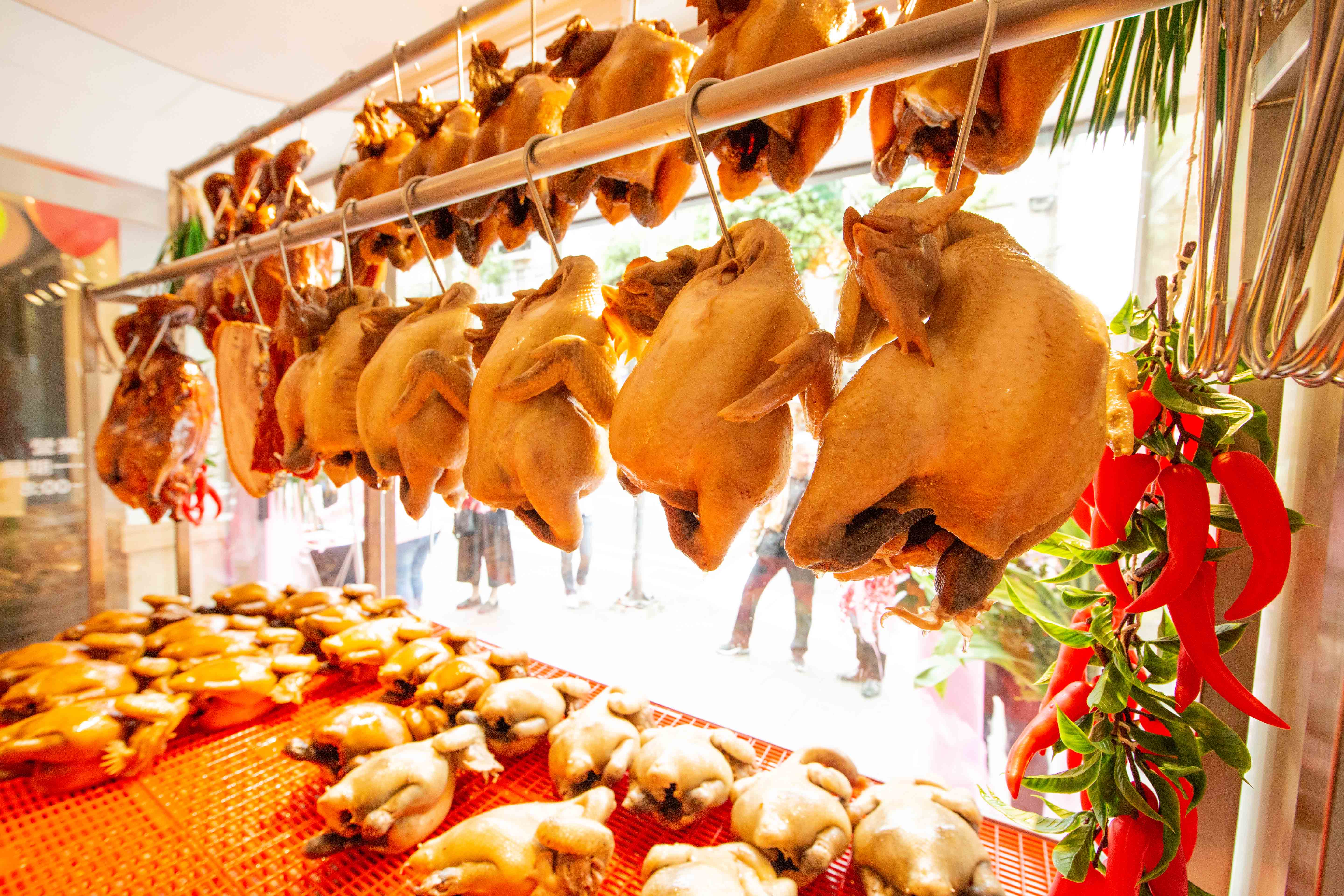 國內白肉雞龍頭大成集團新餐飲品牌「吉福雞鋪」，招牌產品玫瑰油雞使用台灣本土紅羽仿土雞。（大成集團提供）