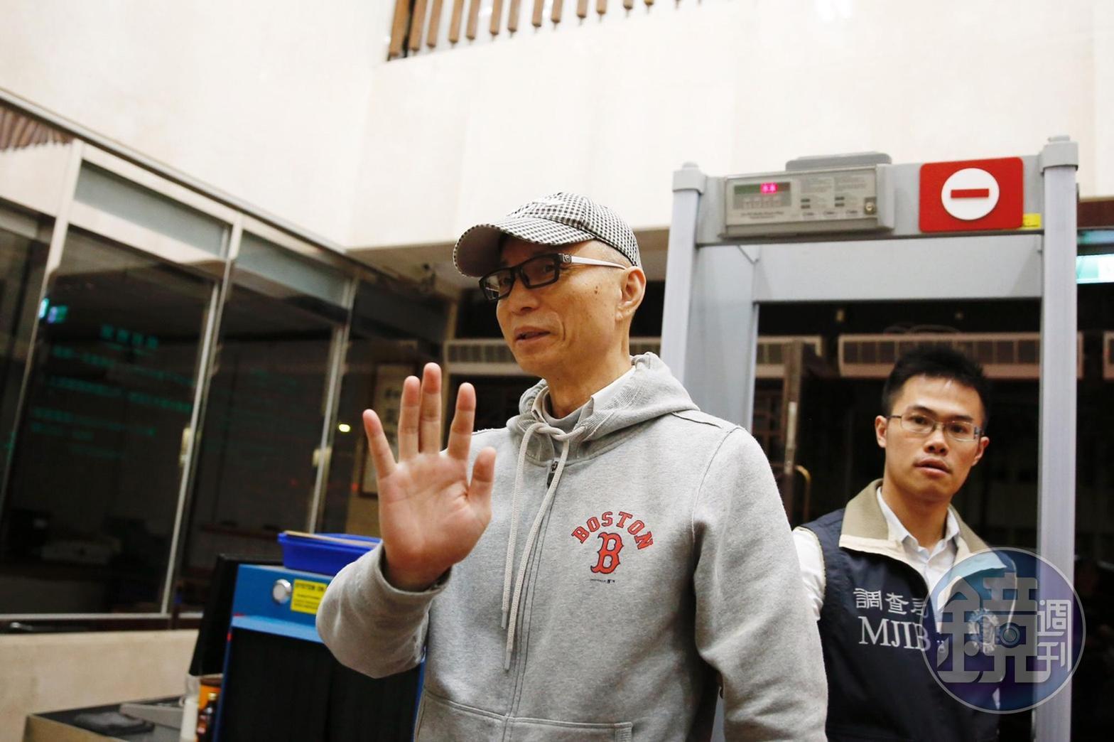 朱國榮被帶進北檢複訊時,並未對案情表示意見,檢方凌晨訊後諭令以1億元交保。