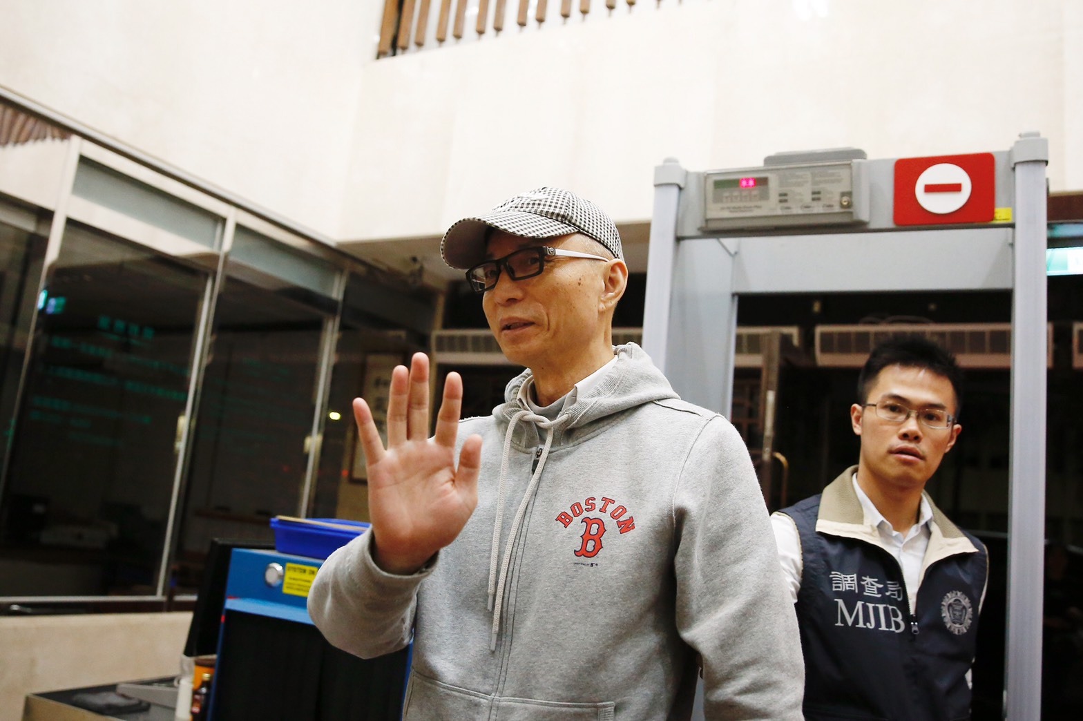 朱國榮被帶進北檢複訊時，並未對案情表示意見，檢方凌晨訊後諭令以1億元交保。