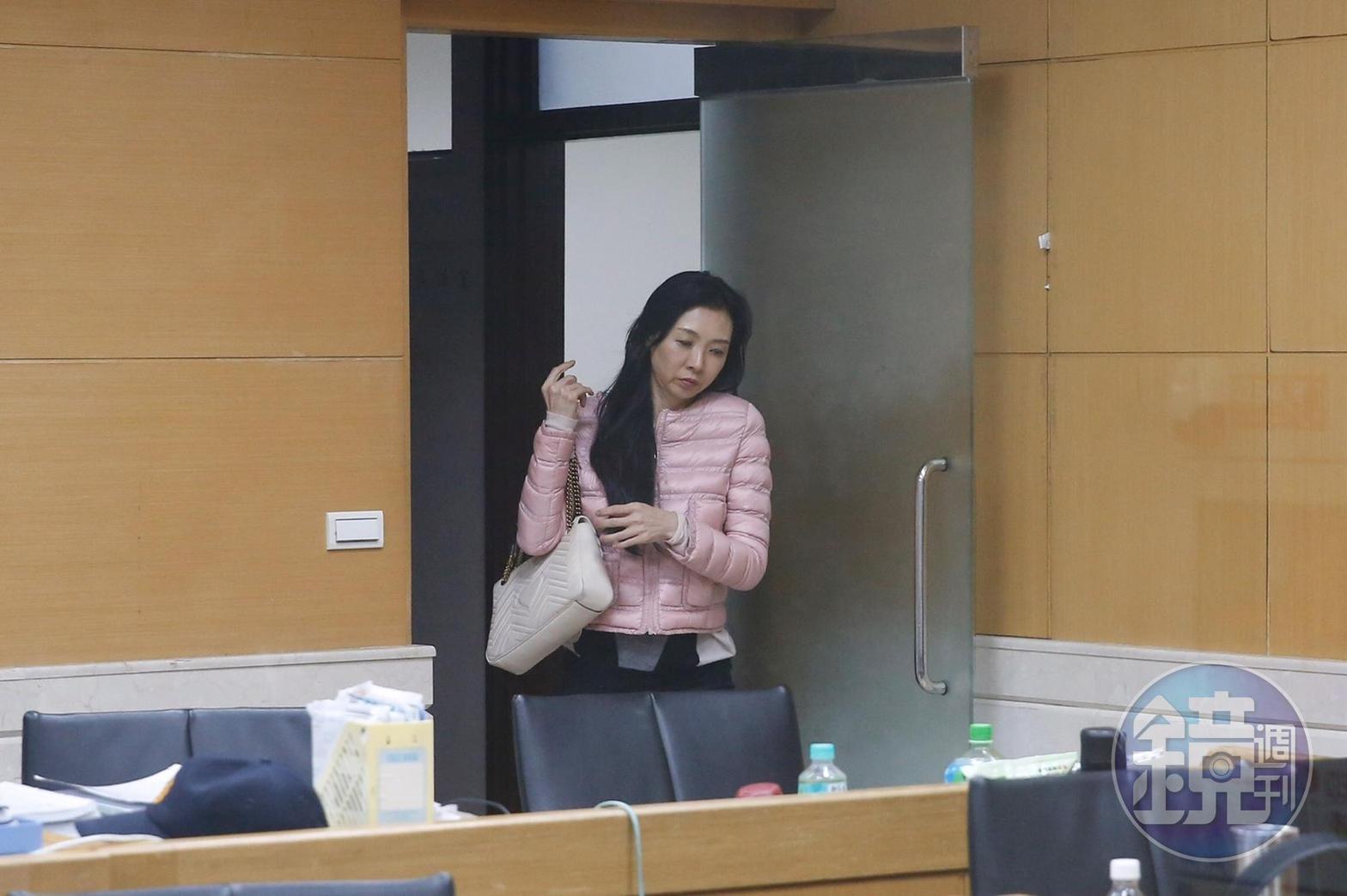朱國榮女密友林桂馨打扮貴氣,訊後以1,500萬元交保。