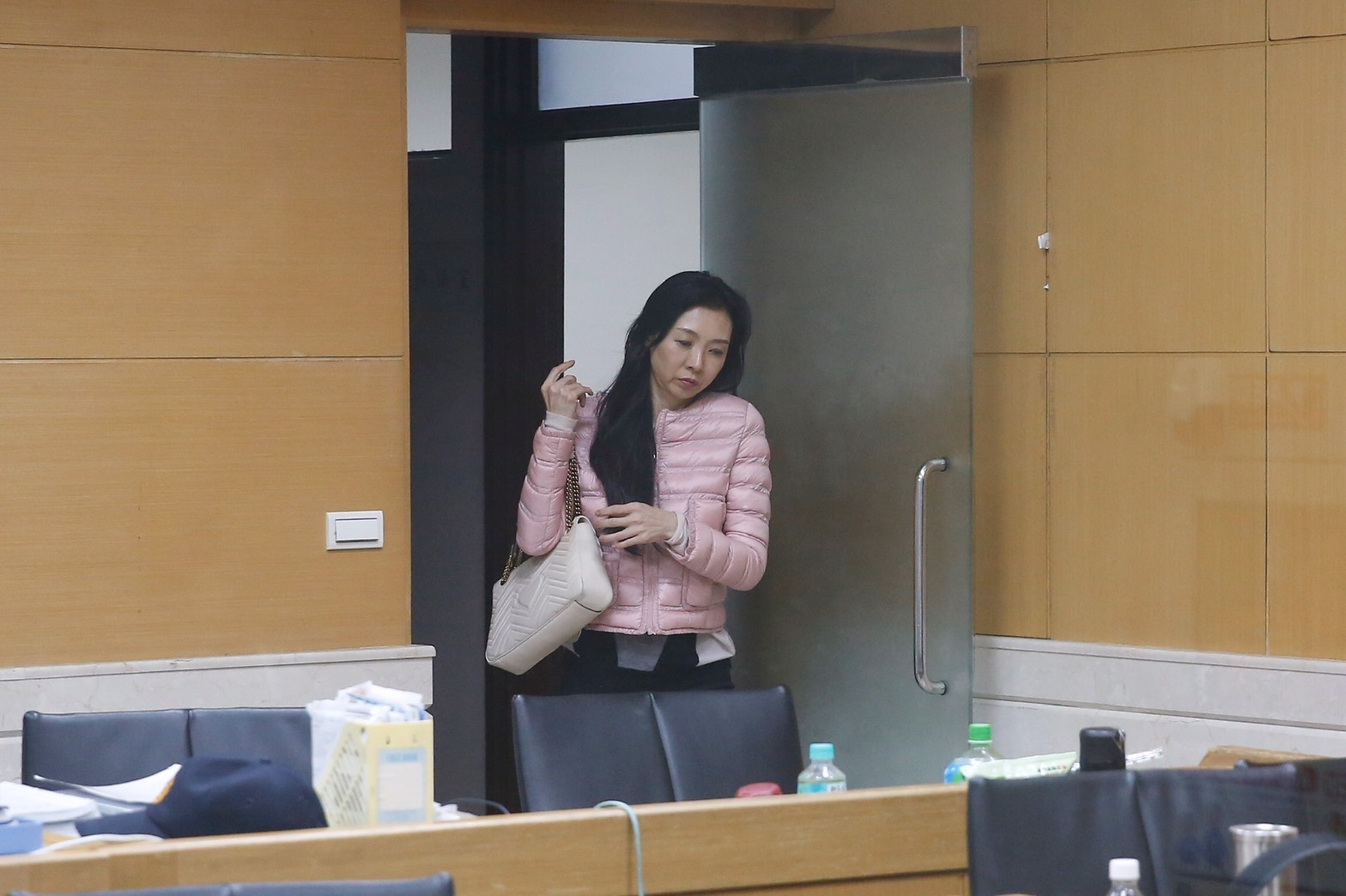 朱國榮女密友林桂馨打扮貴氣，訊後以1,500萬元交保。