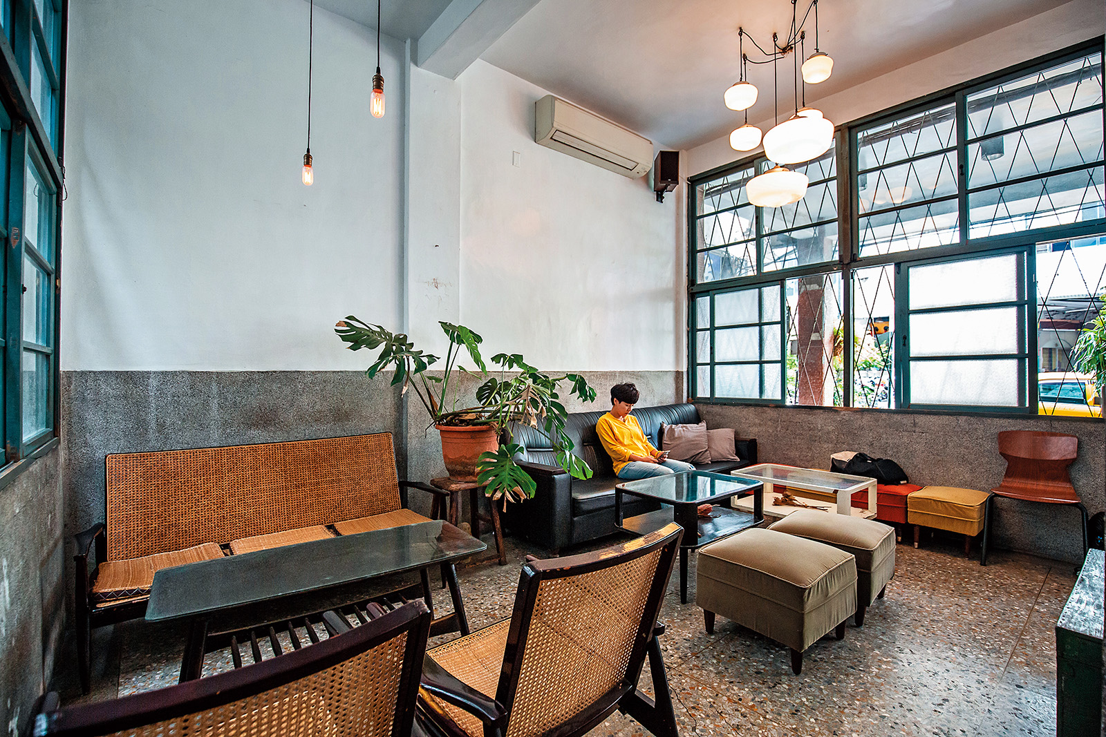 「端倪生活」的1樓用餐空間，原本是宿舍的客廳。