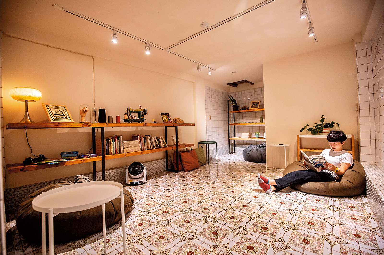 本來用作避難的地下室空間，現在是「茉莉莉」的小書房。