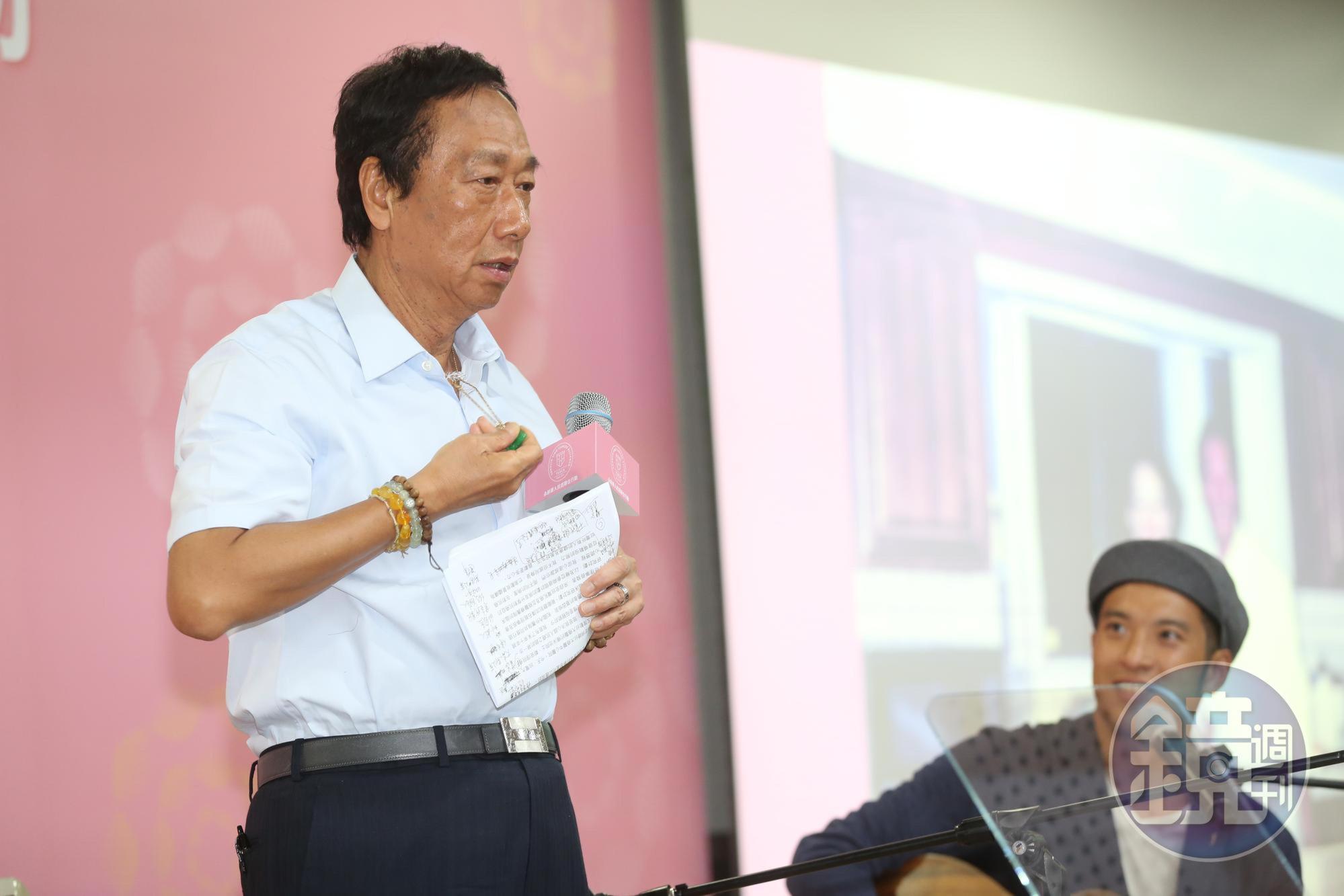 鴻海集團董事長郭台銘出席永齡華人抗癌聯合行動週年記者會。