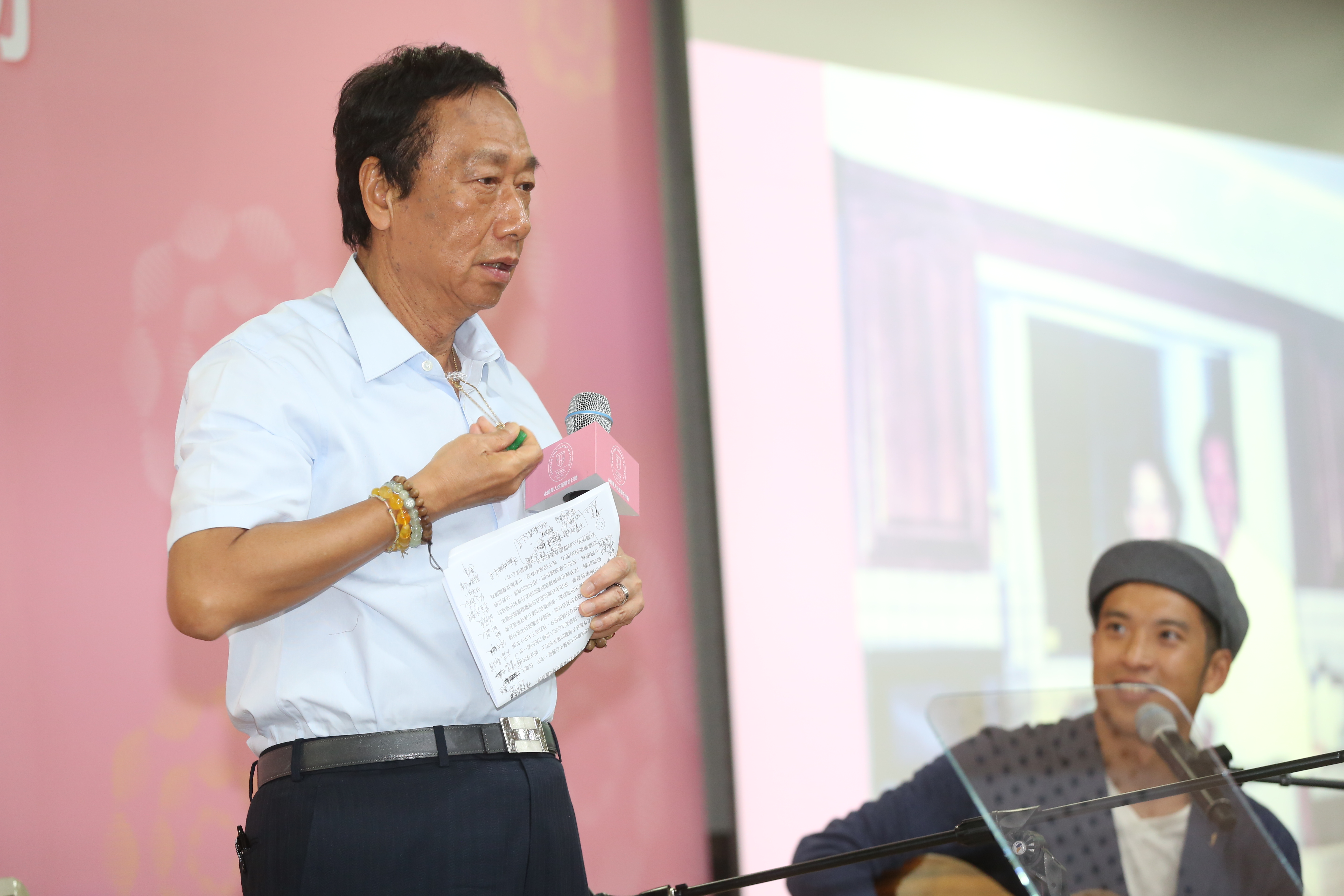 鴻海集團董事長郭台銘出席永齡華人抗癌聯合行動週年記者會。