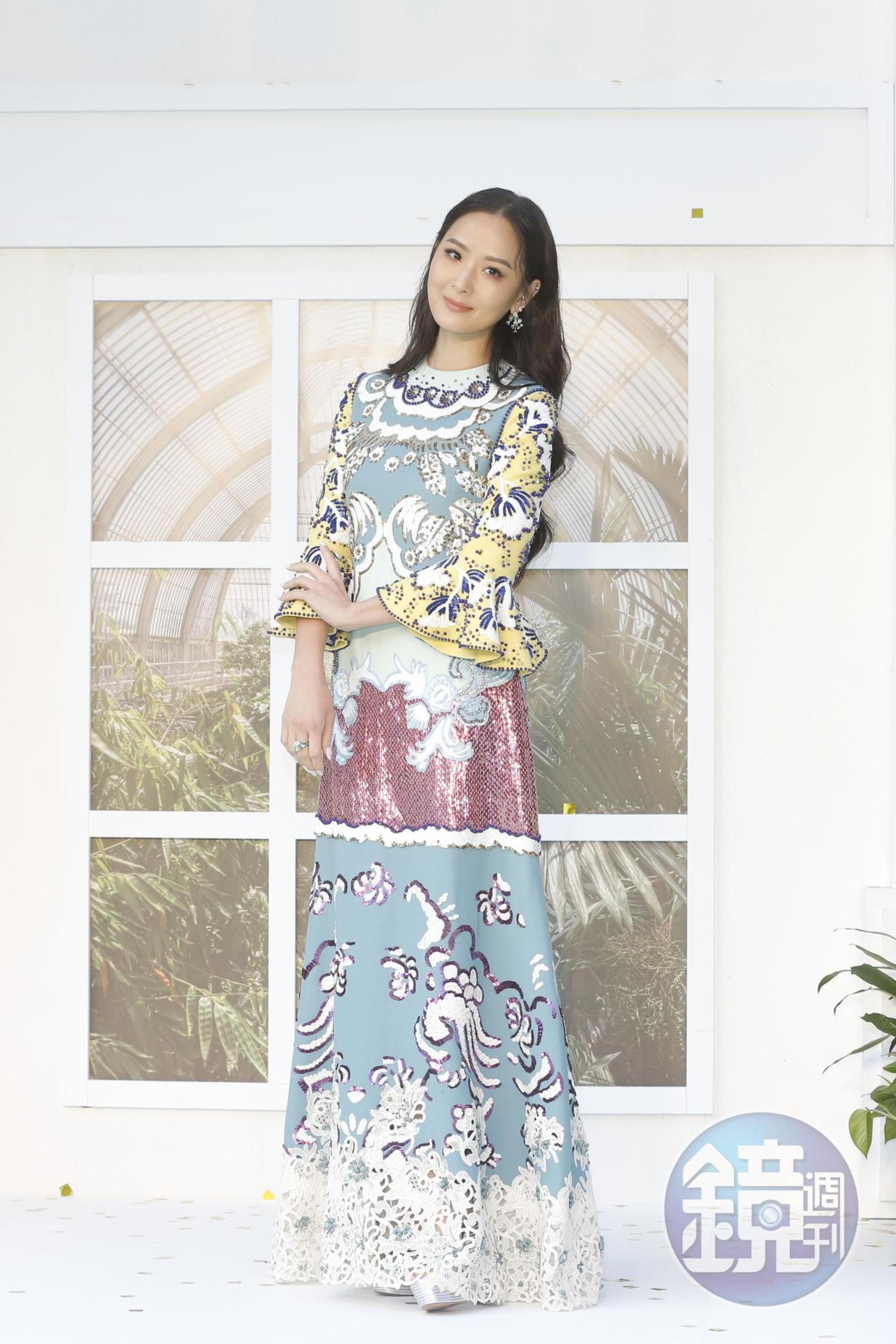 孫芸芸穿VALENTINO春夏珠飾印花刺繡蕾絲拼接禮服77.4萬元、戴BVLGARI珠寶約4,650萬元。