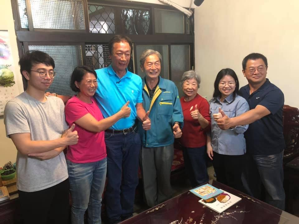 郭台銘日前接地氣夜宿農家，還藉此傾聽地方基層心聲。（翻攝自郭台銘臉書）