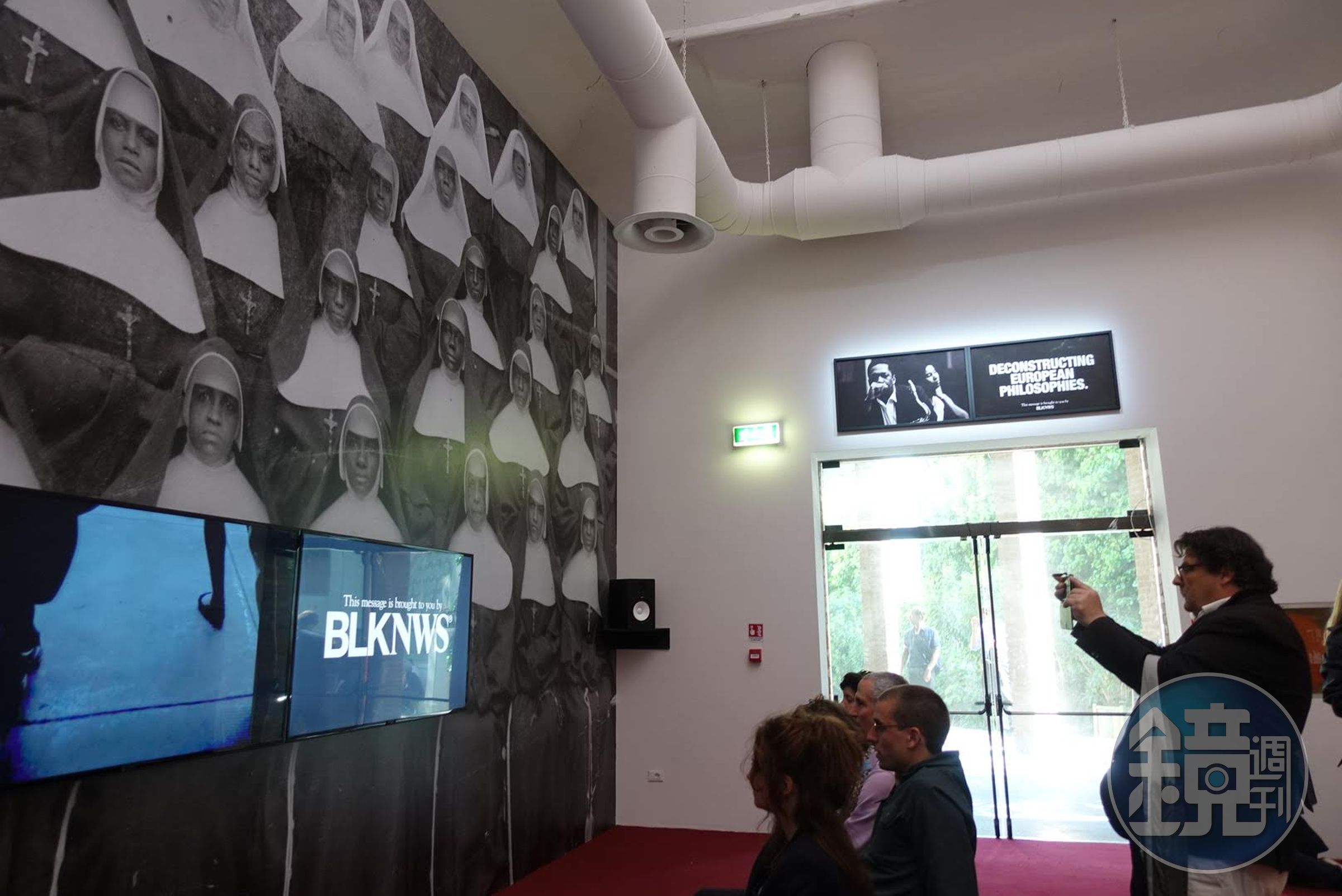 雙年展主展館中，藝術家Kahlil Joseph的作品《BLKNWS》，用兩個頻道的銀幕敘事來關注非裔美國人的生活，一邊放置新聞片段，另一邊則是youtuber或搞笑影片、他自己做的採訪，來探討歷史與事實的面貌，以及有意義的新聞應該是怎麼樣的？