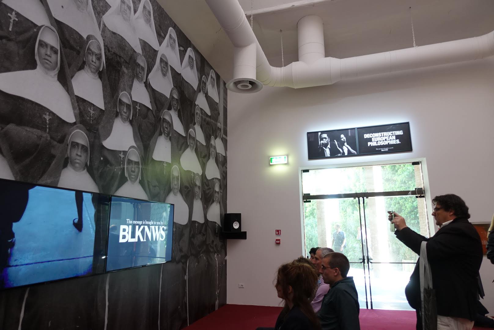 雙年展主展館中，藝術家Kahlil Joseph的作品《BLKNWS》，用兩個頻道的銀幕敘事來關注非裔美國人的生活，一邊放置新聞片段，另一邊則是youtuber或搞笑影片、他自己做的採訪，來探討歷史與事實的面貌，以及有意義的新聞應該是怎麼樣的？