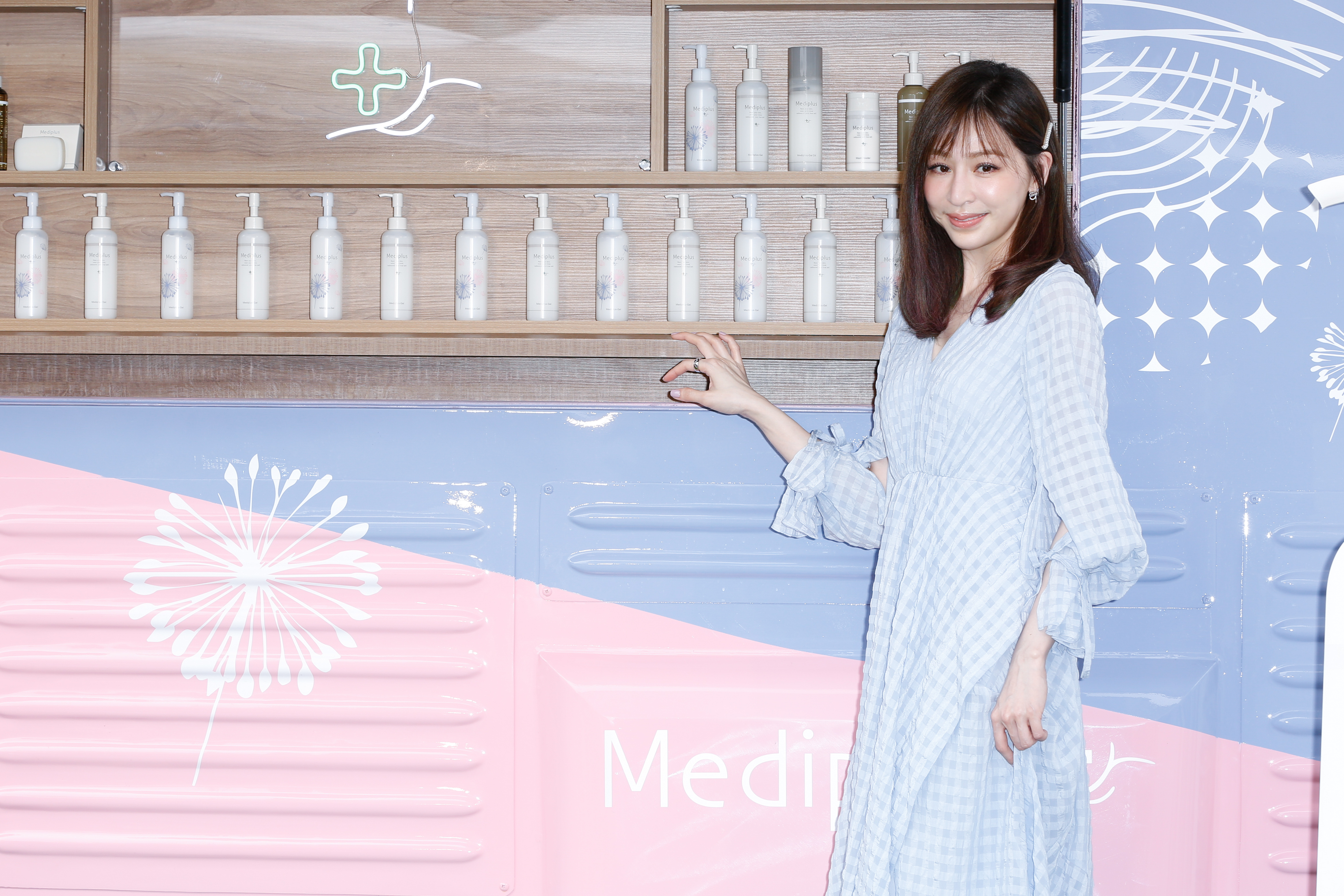 王心凌透露已在母親節前夕把媽媽送去大陸遊玩10天，因此明天自己將陪狗兒子過節。