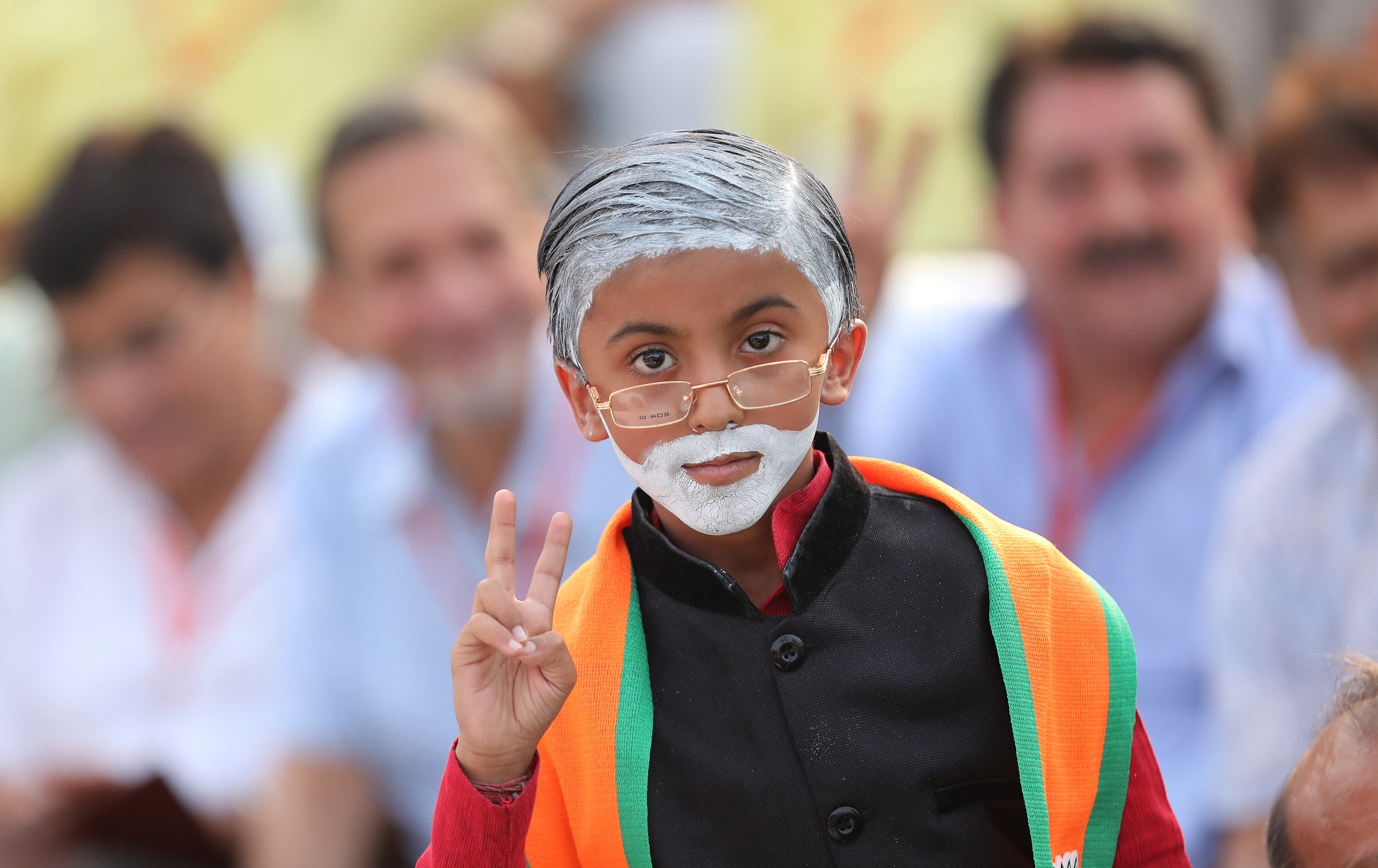 印度執政的人民黨正透過WhatsApp發動全球最精密的數位政治選戰。圖為人民黨造勢活動中，一名小朋友打扮成總理莫迪的造型。（東方IC）