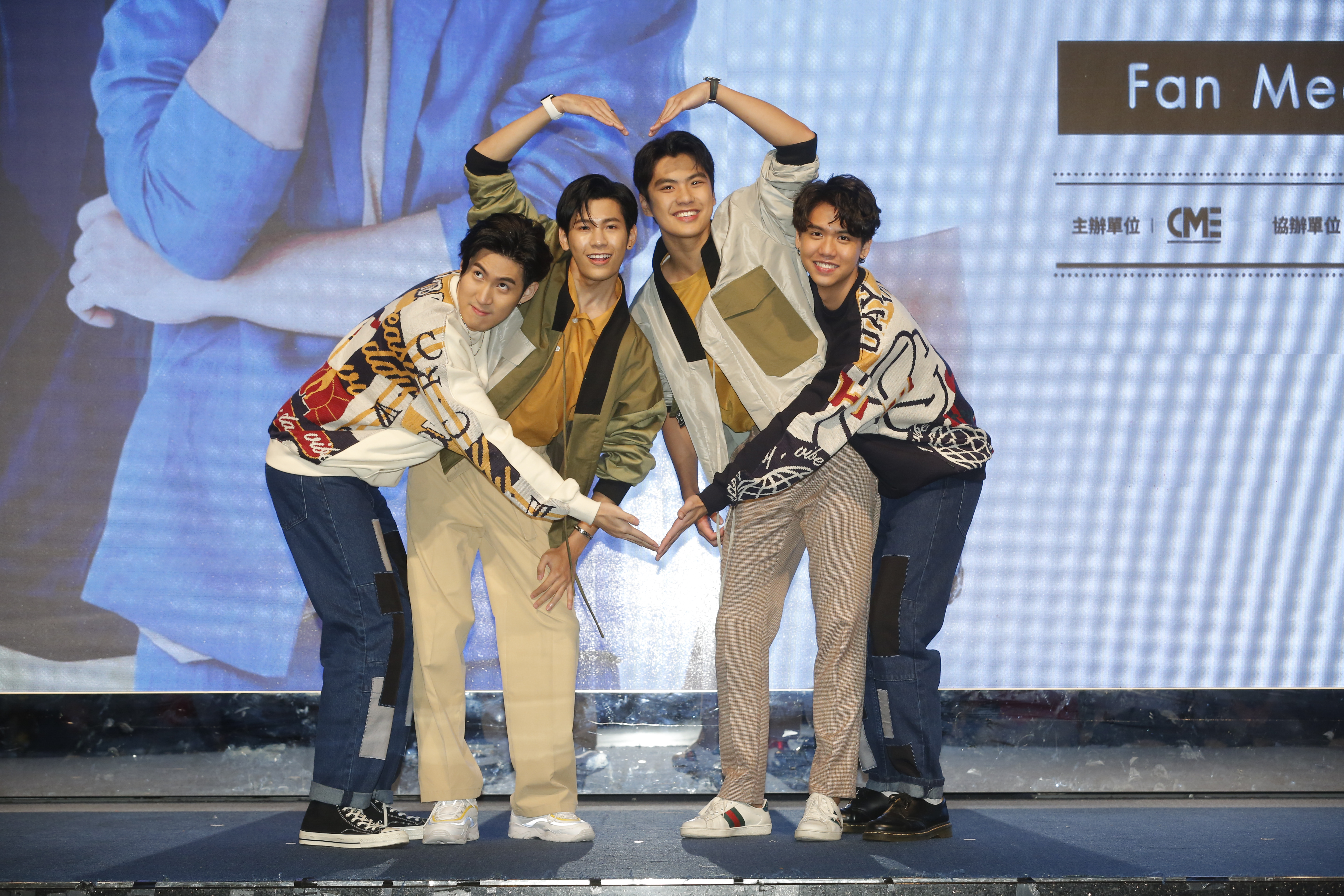 Singto、Ohm、Sing及Gunsmile賣力對粉絲比愛心及做可愛動作表情。