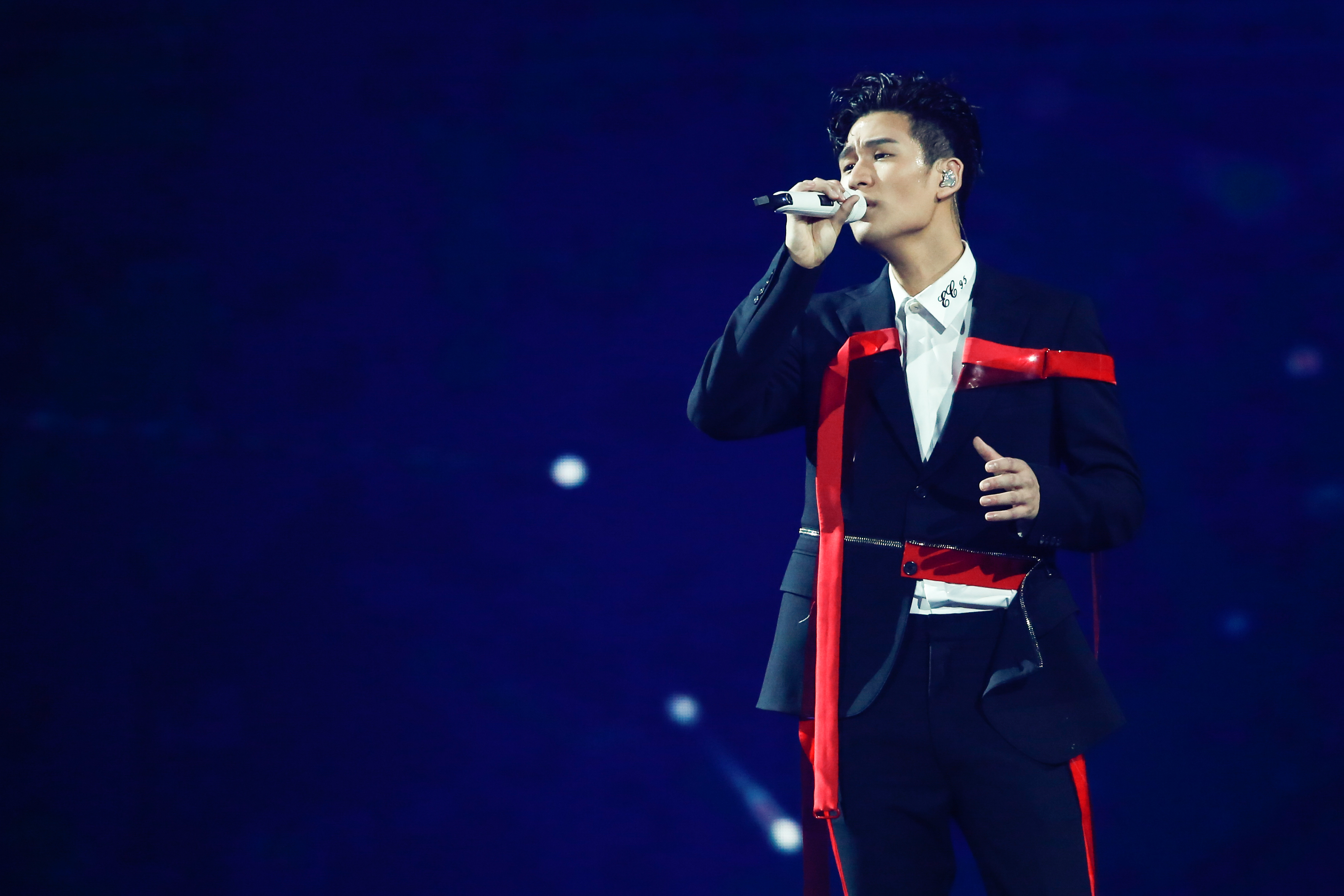 周興哲首度攻蛋演唱會，吸引超過萬名歌迷搶票。