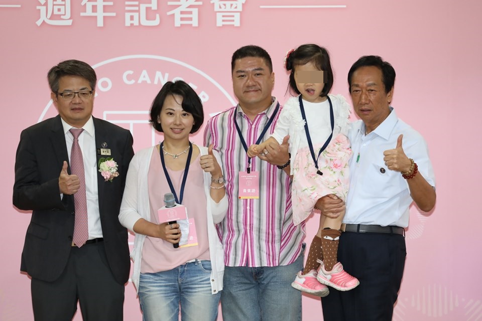 郭董投入乳癌與血癌患者基因檢測臨床研究計劃週年，11日與罹病家屬合照紀念。（翻攝自郭台銘臉書）
