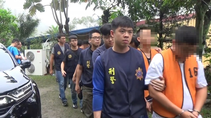 刑事局在屏東泰武鄉逮捕林姓主嫌等人。（刑事局提供）