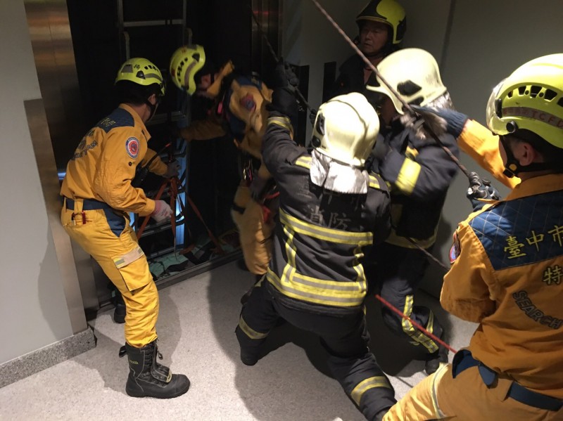 警消從電梯井試圖吊掛受重傷的郭姓工人。（台中市消防局提供）