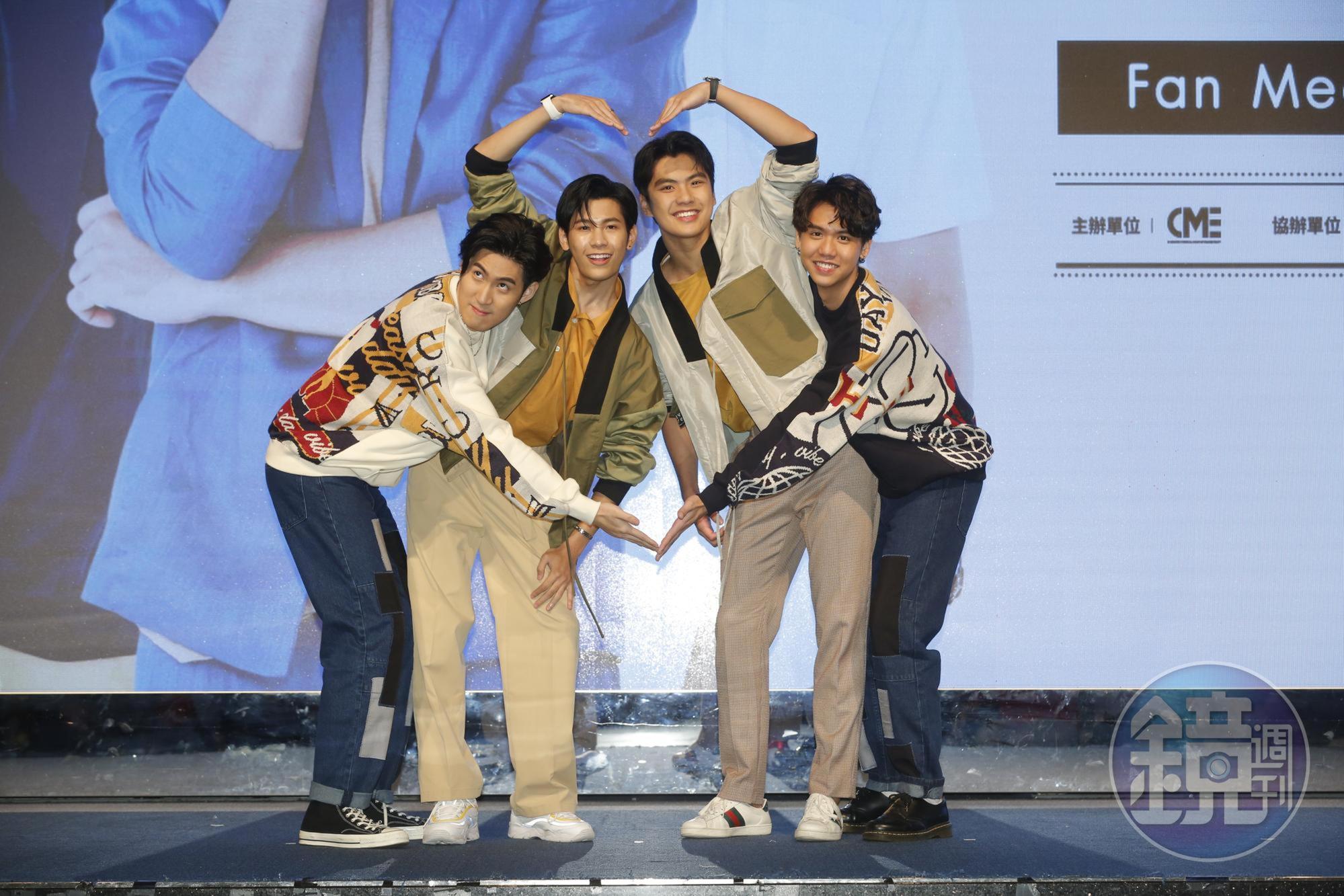 BL泰劇《他在清明來看我》4位大男孩做出合體愛心,超有默契。