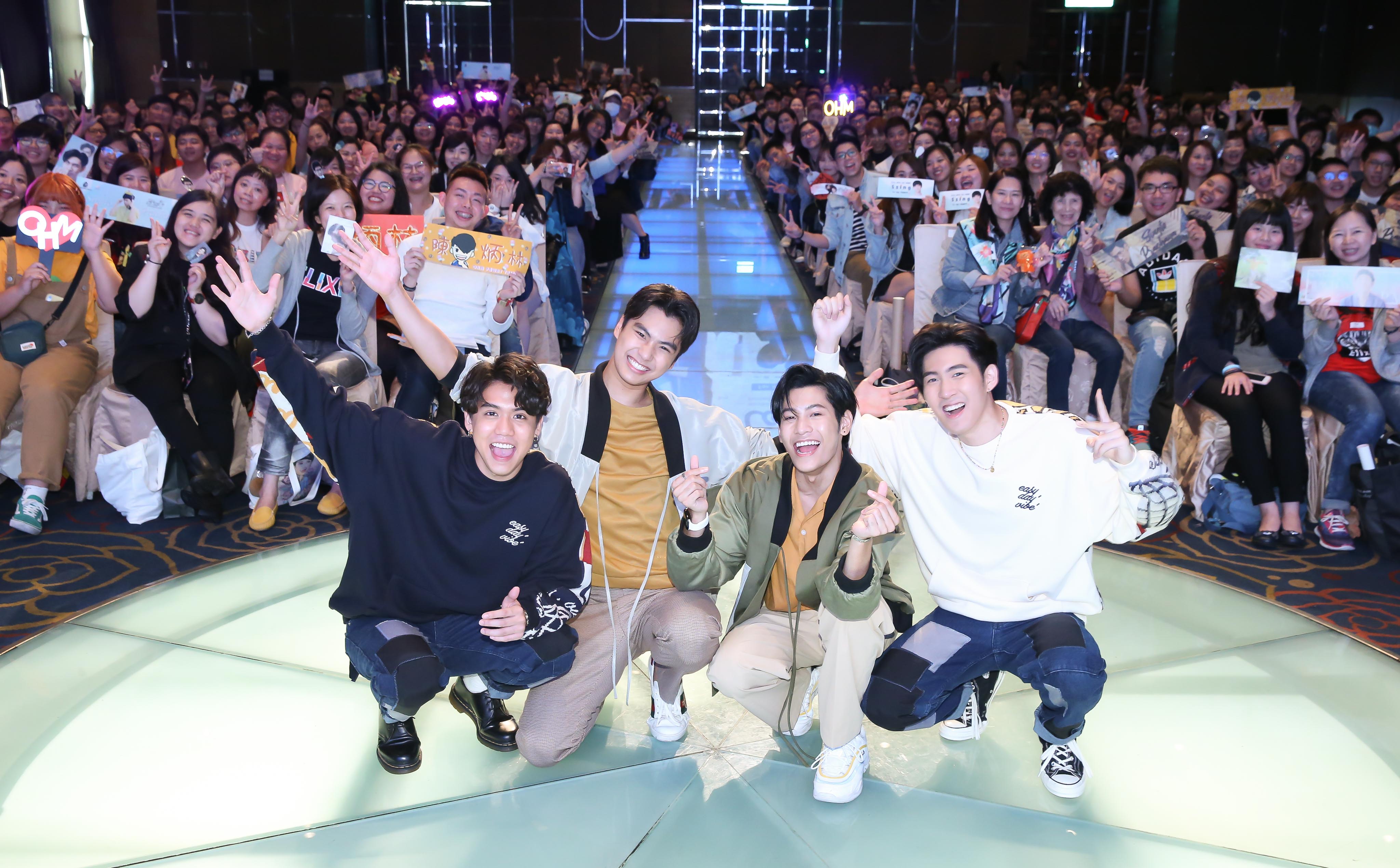 BL泰劇《他在清明來看我》4位主演跟粉絲大合照。左起Sing、Ohm、Singto與Gunsmile。（CHOCO MEDIA ENTERTAINMENT提供）