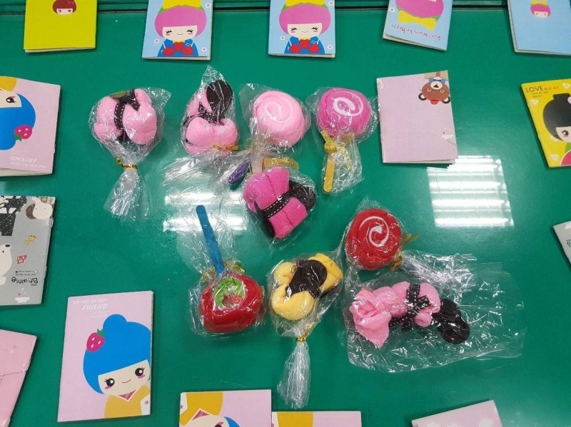 警方查扣江男販賣的小毛巾等商品。(翻攝畫面)