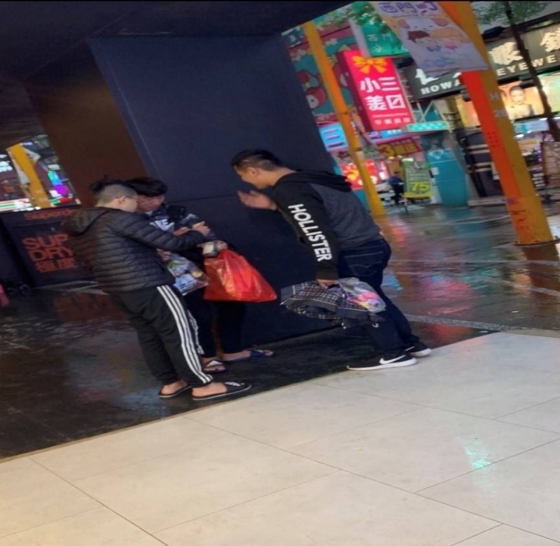 警方發現江男與中國觀光客在路邊發生口角糾纏。(翻攝畫面)