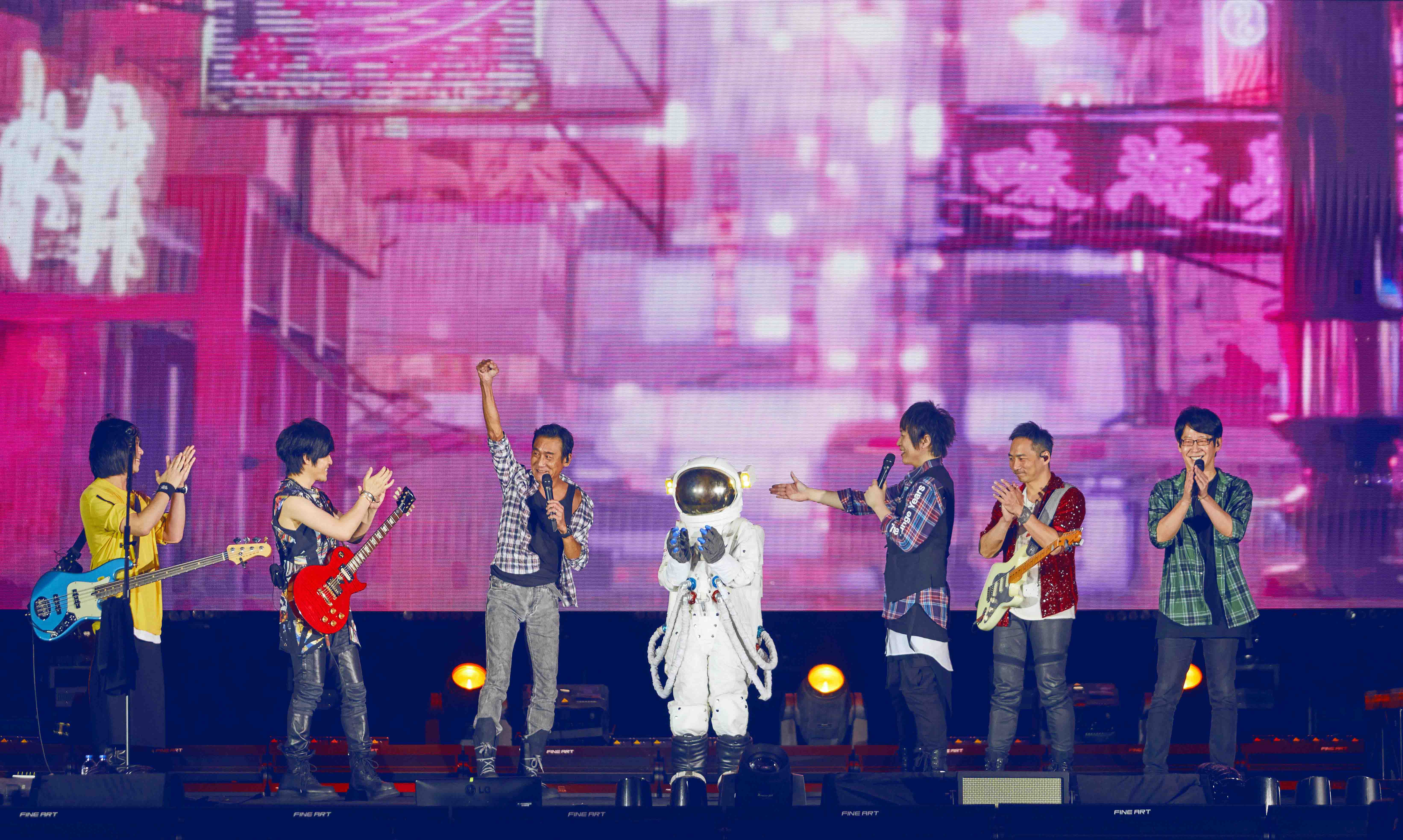 梁家輝（左三），被五月天請出當演唱會嘉賓，一起合唱〈頑固〉。（相信音樂提供）