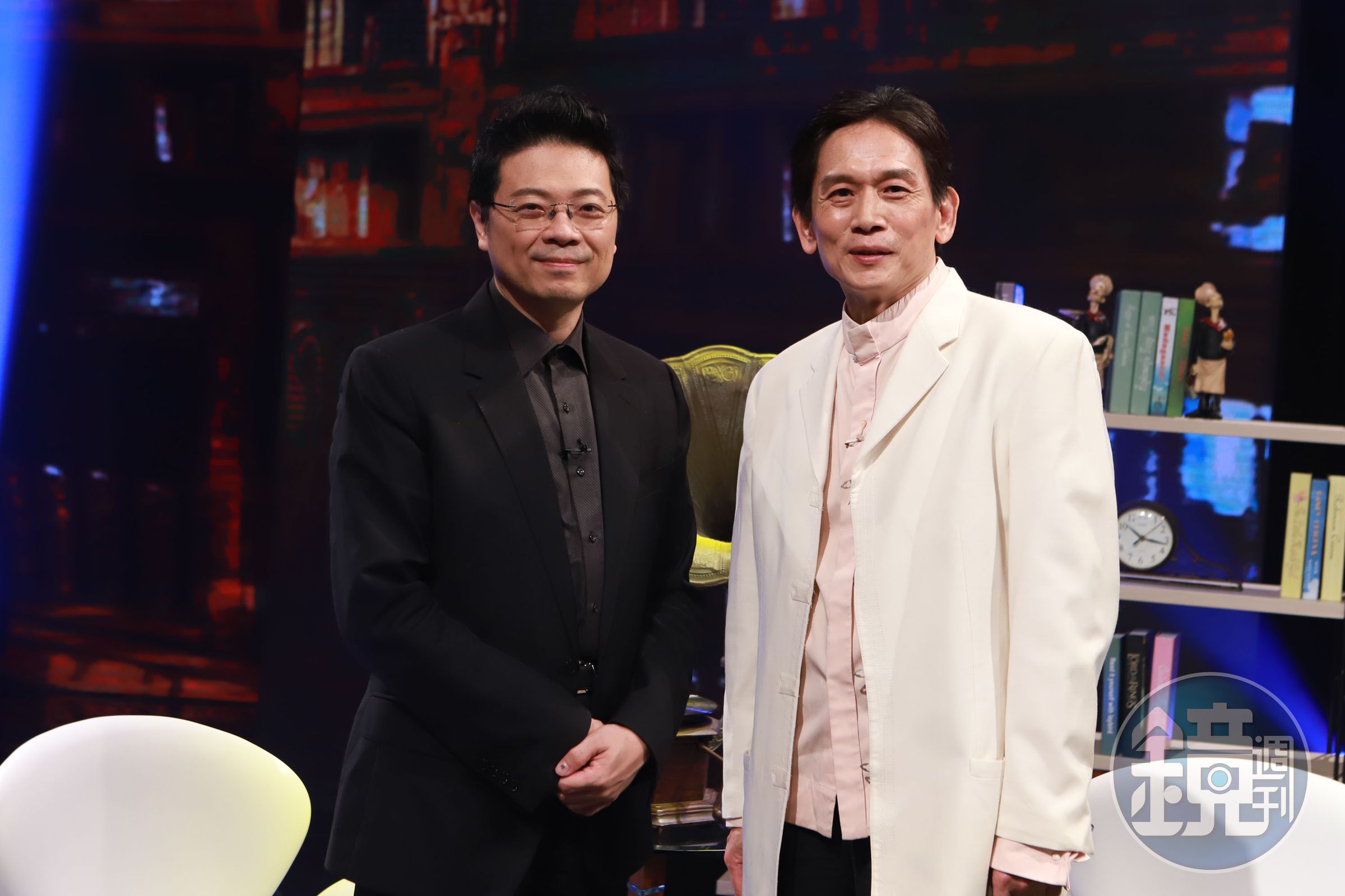 《台灣的聲音》主持人李哲藝壇（左），訪問金曲獎記錄保持者「三金歌王」殷正洋。（民視提供）