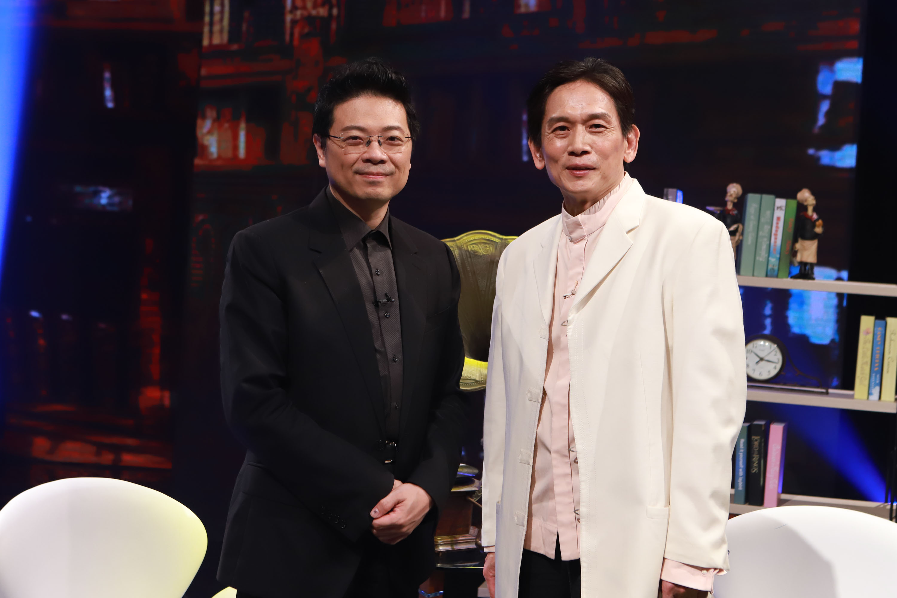 《台灣的聲音》主持人李哲藝壇（左），訪問金曲獎記錄保持者「三金歌王」殷正洋。（民視提供）