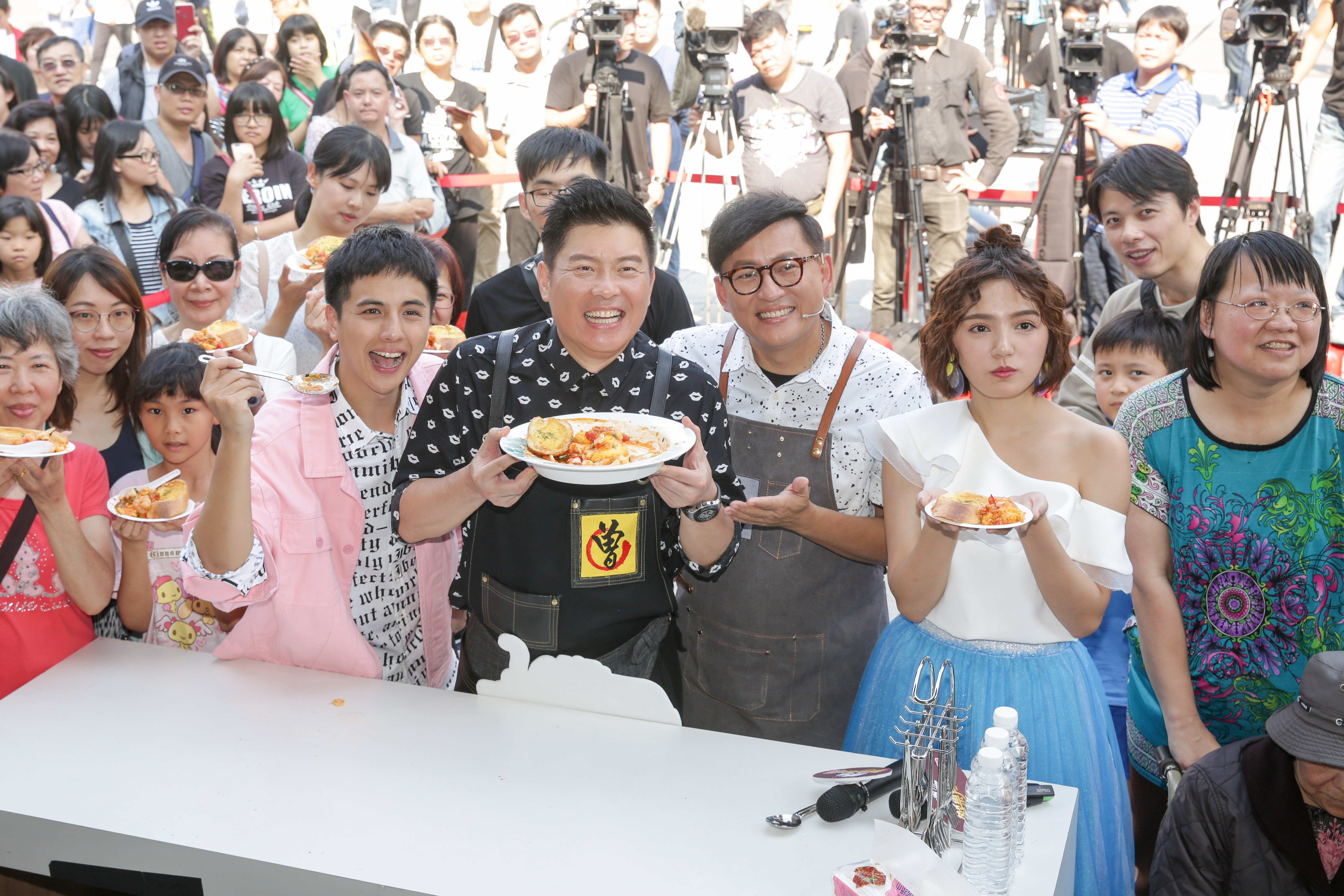 《食尚玩家-歡樂有夠讚》主持人曾子余（左三起）、曾國城、詹姆士和Dora，在母親節出席粉絲見面會活動。