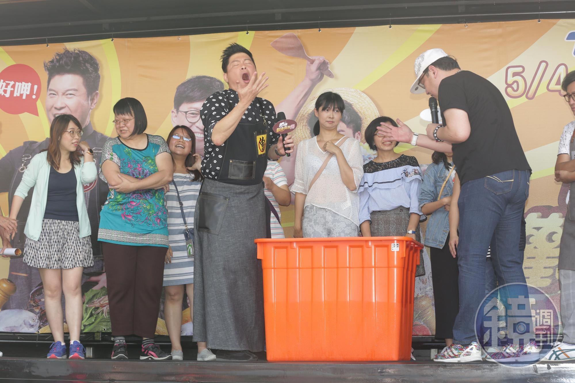 曾國城（左三）玩遊戲伸手進入冰桶撈東西，冷到受不了。