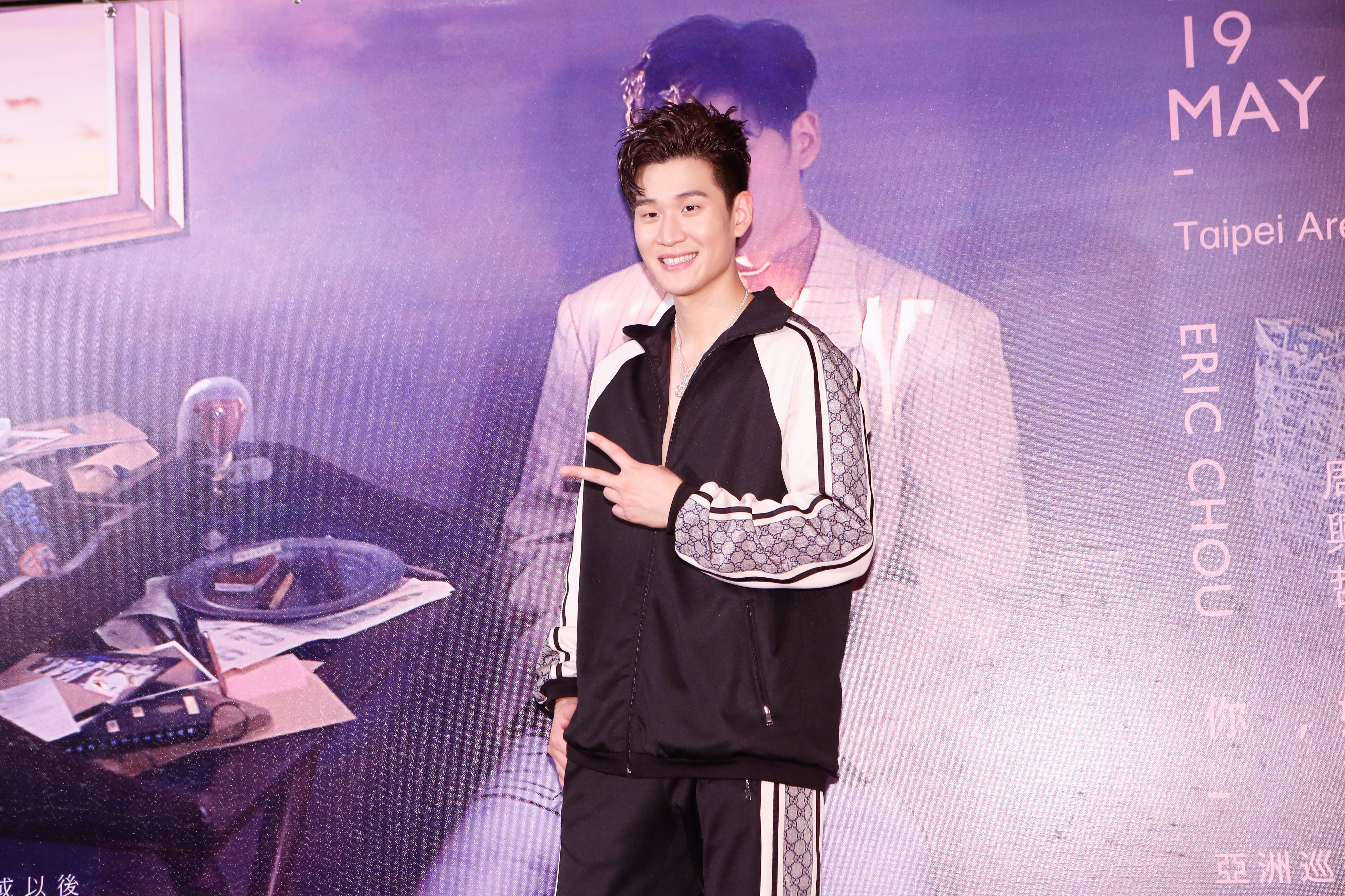 周興哲最感謝家人對他的支持，只是講到感人之處，攝影機卻拍錯人了，差點誤認老爸。