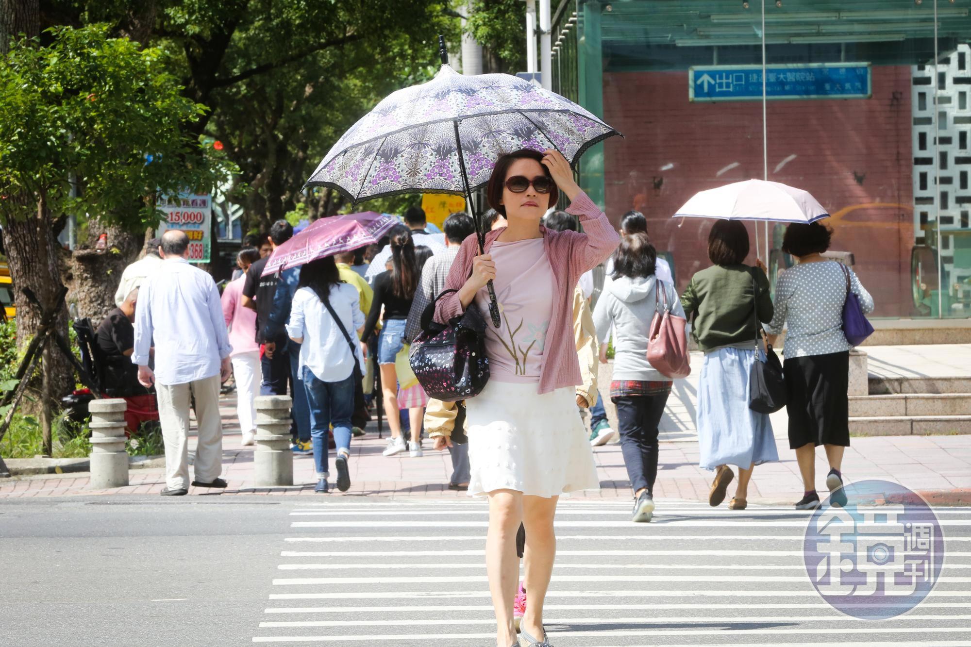今（13日）全台炎熱如夏，中午前後紫外線偏強，民眾要多注意防曬。