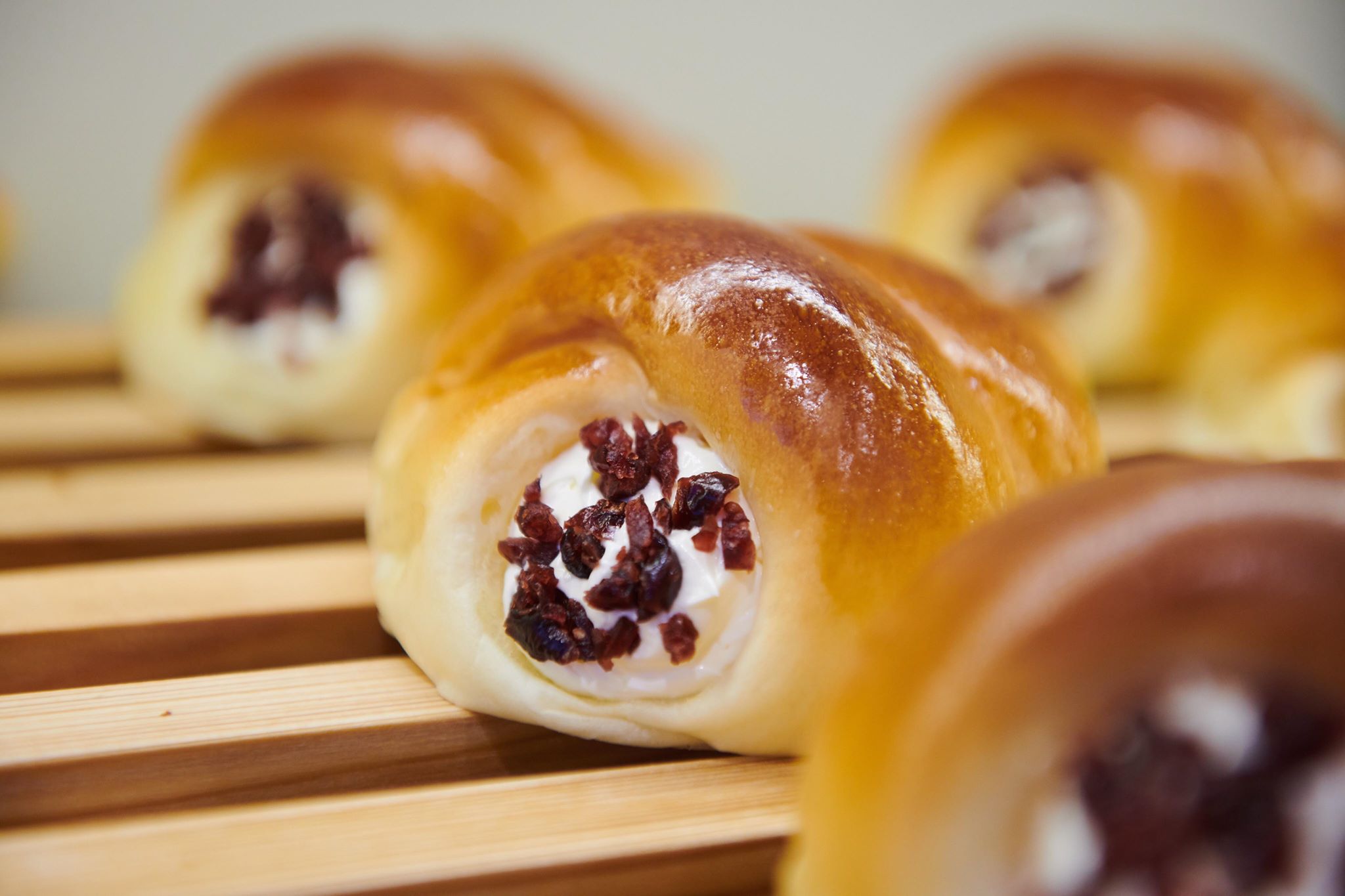 「陳耀訓·麵包埠」每日出爐長得像田螺的「雷阿胖」，是台式復味麵包。（陳耀訓·麵包埠Yoshi Bakery提供）