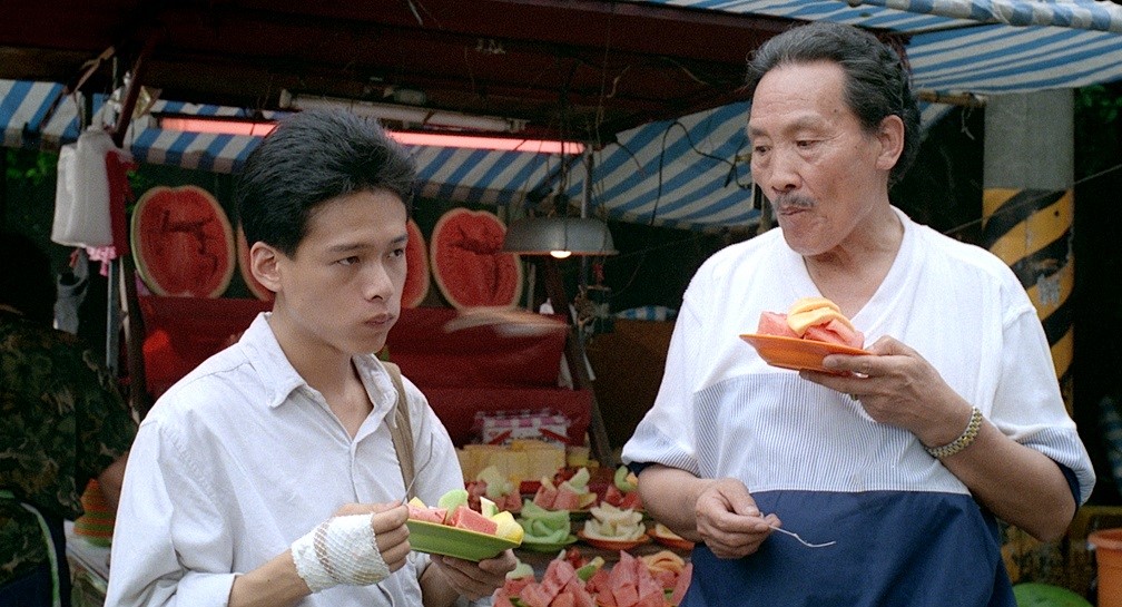 李康生(左)與苗天主演的《青少年哪吒》是蔡明亮的第一部電影。(中影提供)